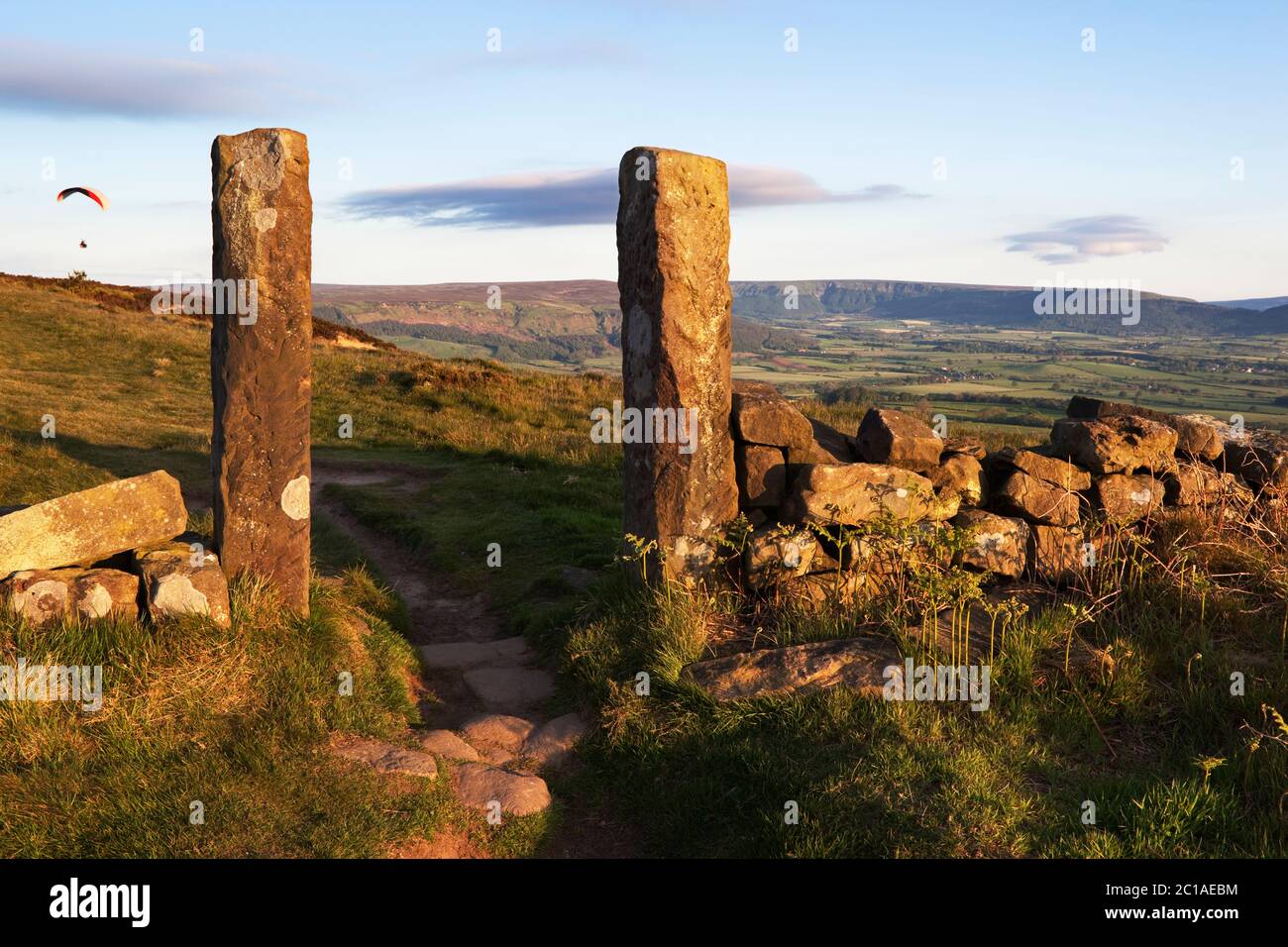 Sentier traversant le parc national des Moors de North York, près de Great Ayton, North Yorkshire, Angleterre, Royaume-Uni, Europe Banque D'Images