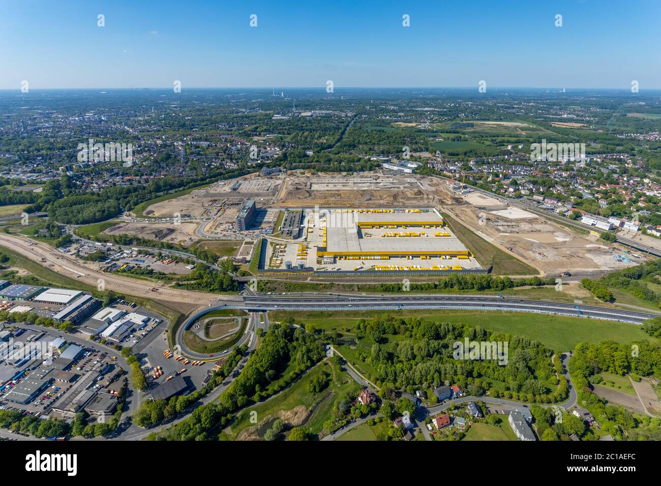 Photographie aérienne, nouveau bâtiment DHL Logistik Paketzentrum, ancien site Opel, ancien bâtiment administratif Opel, quartier Laer, Bochum, région de Ruhr, non Banque D'Images