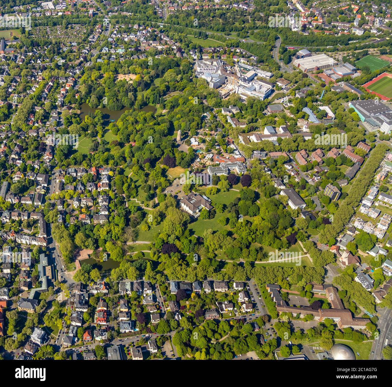 Vue aérienne, parc de la ville, parc animalier et fossile Bochum, tour Bismarck, Hôpital Saint-Joseph - clinique catholique Bochum, Bochum, région de Ruhr, Rhin-Nord Wes Banque D'Images