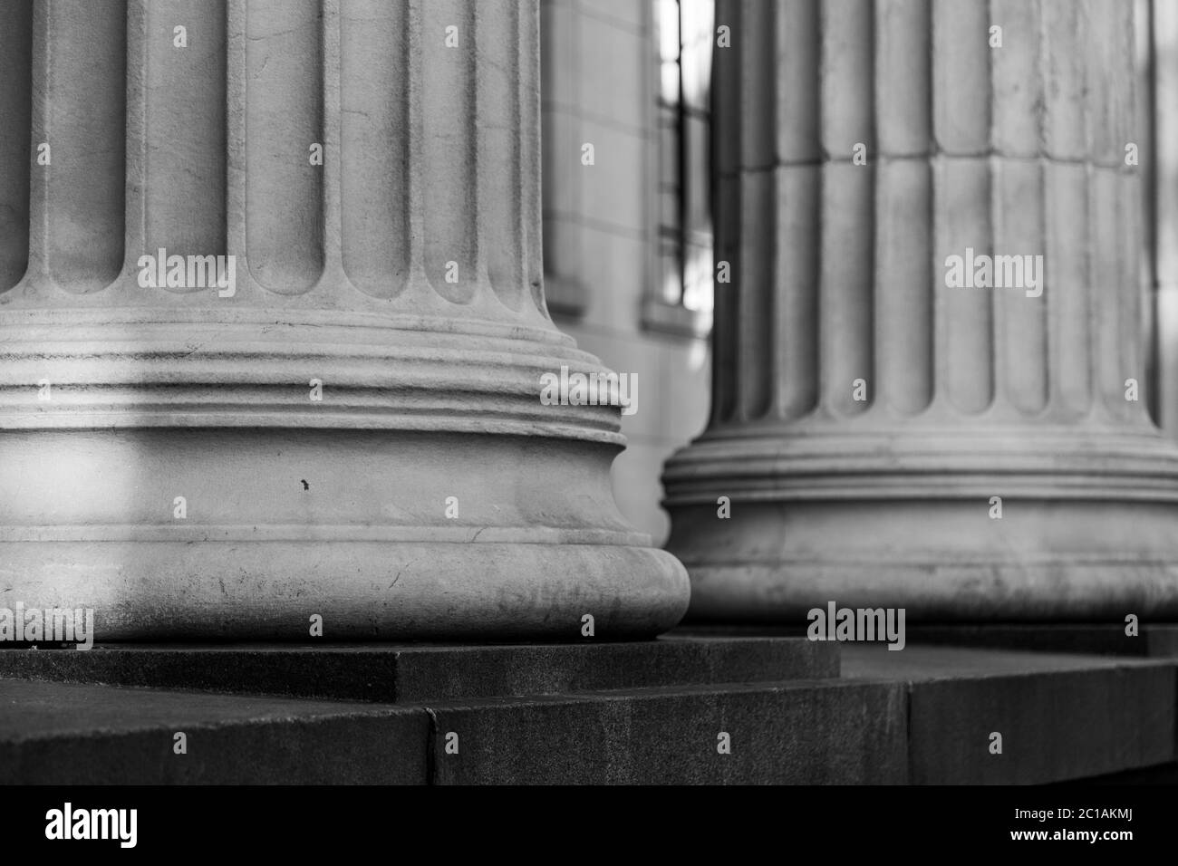 Gros plan d'une ligne de colonnes de style grec Banque D'Images