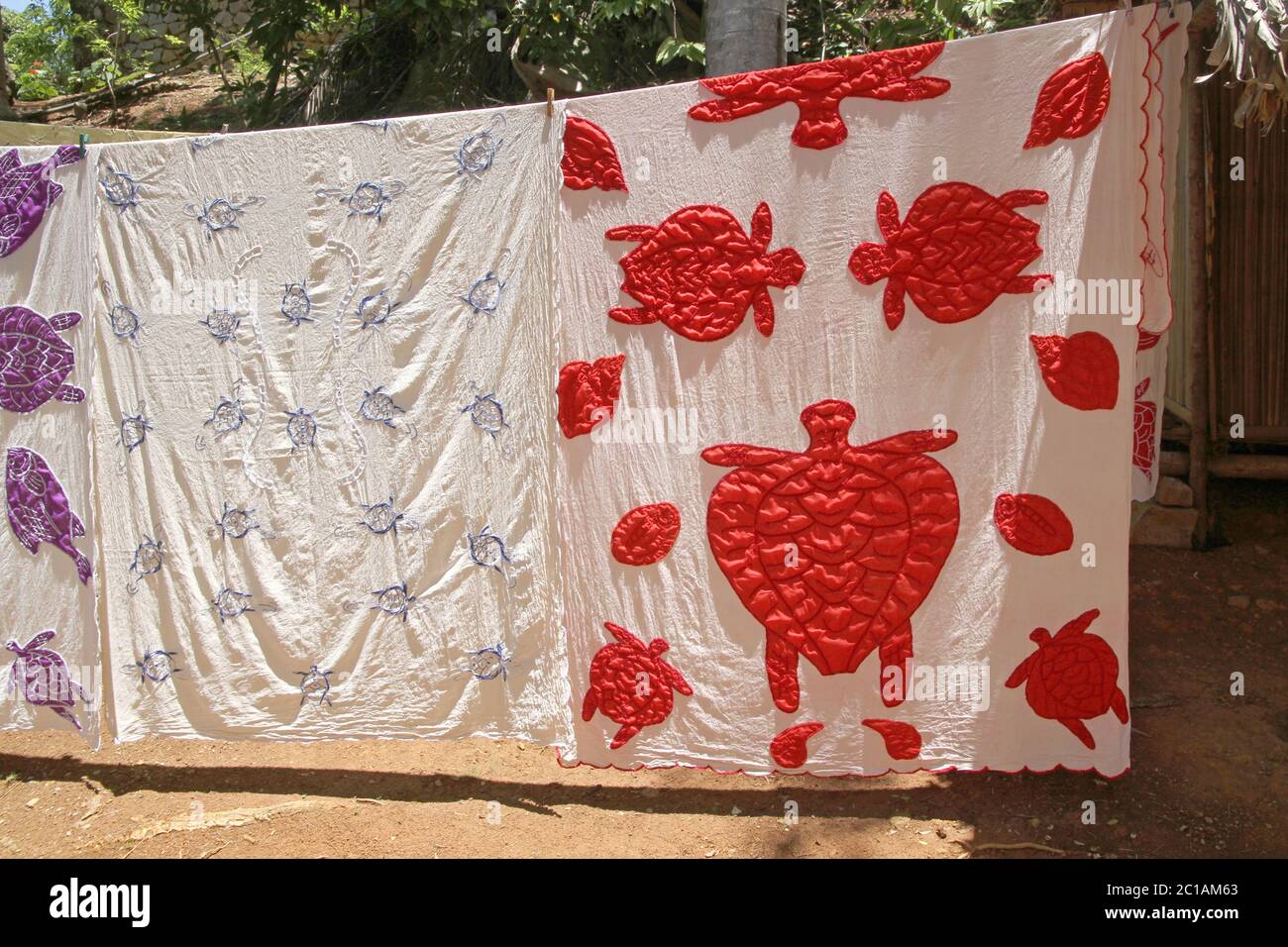 Nappe en tissu à vendre sur le trottoir, village d'Ampangorinana, île de Nosy Komba, Madagascar. Banque D'Images
