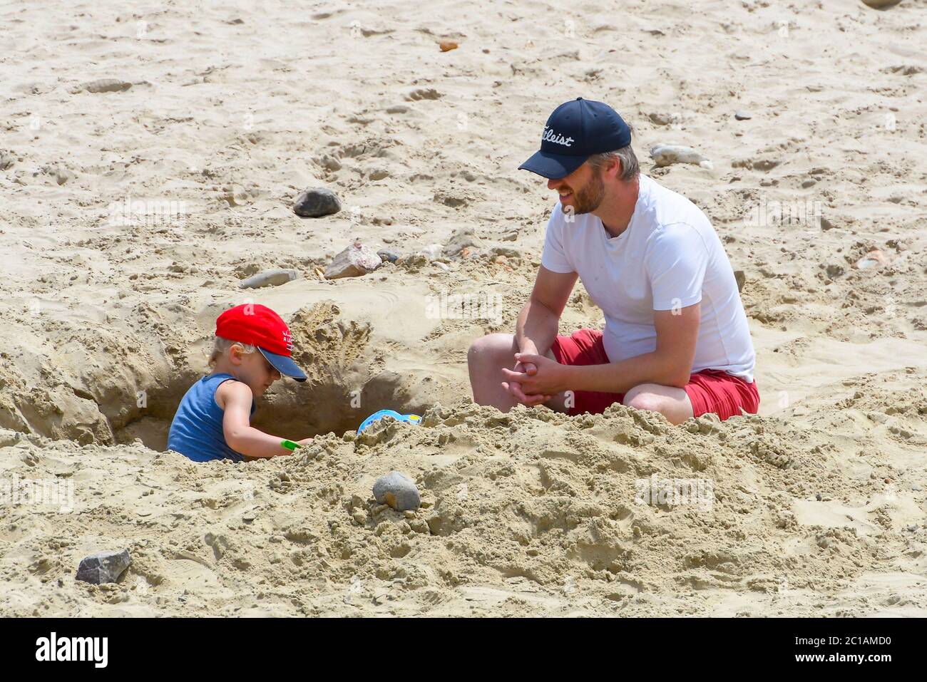 Lyme Regis, Dorset, Royaume-Uni. 15 juin 2020. Météo Royaume-Uni. Un papa jouant avec ses enfants sur la plage comme ils apprécient le soleil chaud à la station balnéaire de Lyme Regis à Dorset. Crédit photo : Graham Hunt/Alay Live News Banque D'Images