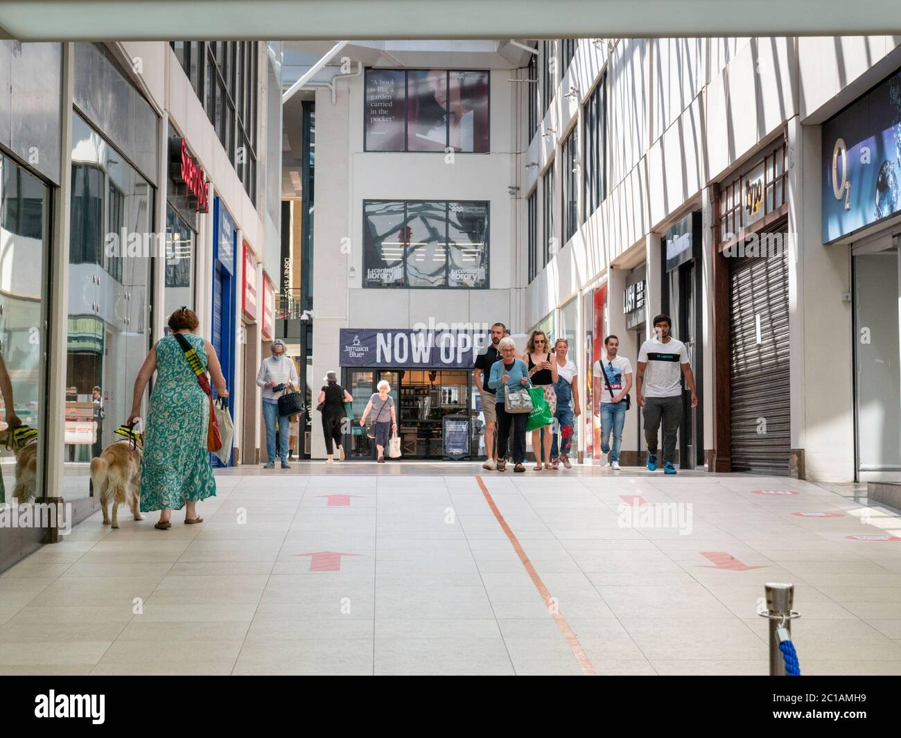 Cambridge, Royaume-Uni. 15 juin 2020. Les clients du centre commercial Lion Yard, qui n'est pas un magasin essentiel, ouvrent leurs portes pour la première fois en trois mois après le blocage du coronavirus. Crédit : Julian Eales/Alay Live News Banque D'Images