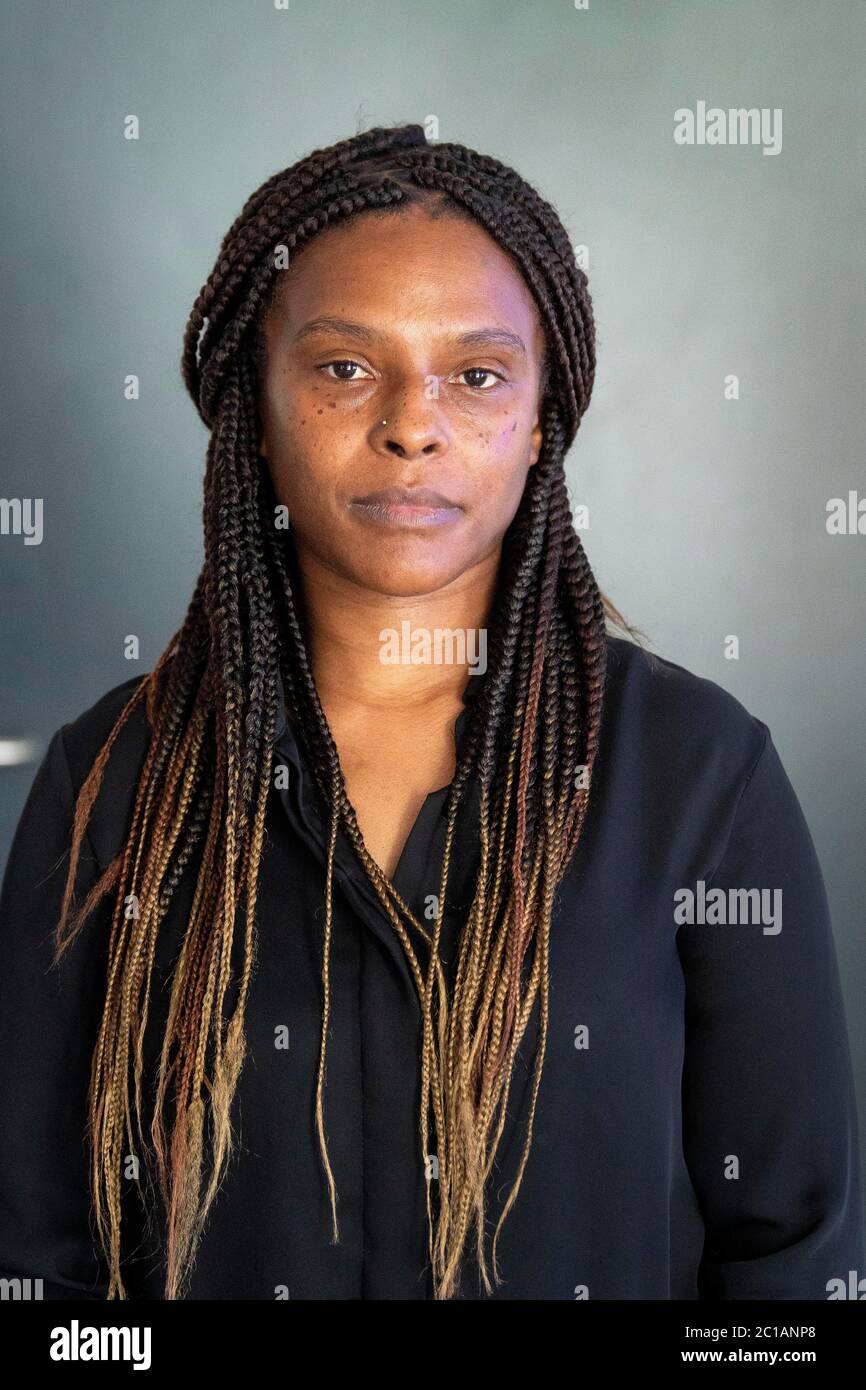 Lillian Serunkuma à New Scotland Yard, Londres, lors d'un appel à témoins de la fusillade de son petit-fils, le garçon de deux ans à Energen Close, Harlesden, au nord-ouest de Londres, le 3 juin. L'enfant a été blessé aux côtés de sa mère, âgée à la fin de la vingtaine, et deux hommes après avoir été approchés par un homme seul. Banque D'Images