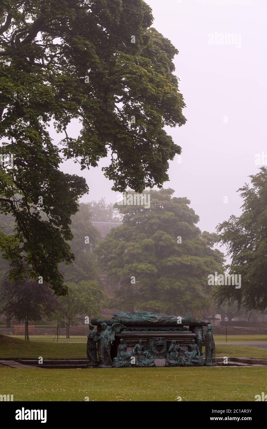 Tombe d'Elphinstone à l'Université d'Aberdeen dans le brouillard, en Écosse Banque D'Images