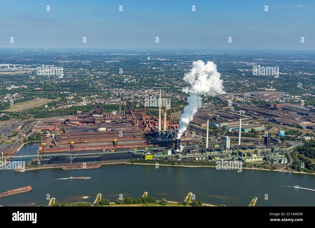 Photo aérienne, Rhin, nuage de fumée d'échappement au-dessus du Marxloh de Duisburg, thyssenKrupp - KBS - Kokerei Schwelgern, ThyssenKrupp EVOS Baucontainer, prod. Acier Banque D'Images