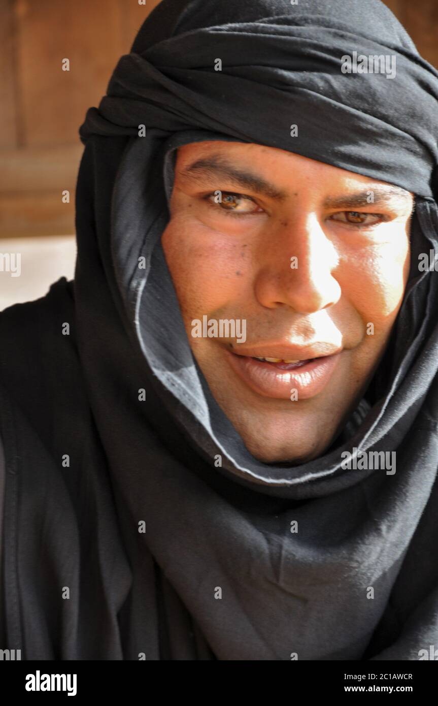 Chott el Jerid, désert du Sahara, TUNISIE - 04 février 2009 : homme berbère vivant dans le désert dans sa robe traditionnelle. Banque D'Images