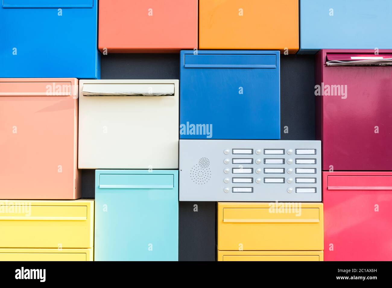 Gros plan de nombreuses boîtes aux lettres colorées Banque D'Images