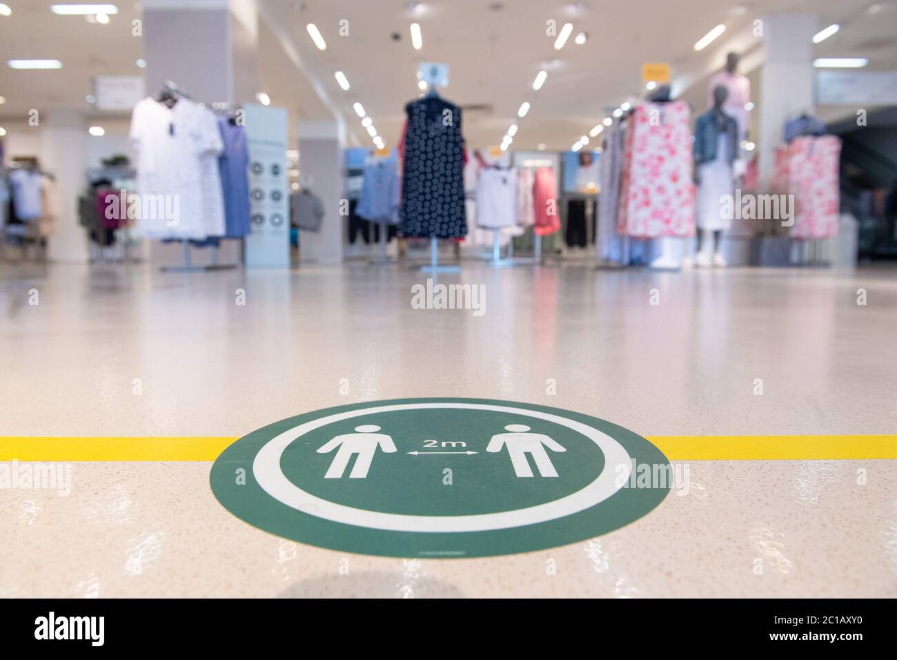 Les enseignes de distanciation sociale de Marks and Spencer sur Oxford Street, Londres, en tant que magasins non essentiels en Angleterre, ouvrent leurs portes aux clients pour la première fois depuis que les restrictions de verrouillage du coronavirus ont été imposées en mars. Banque D'Images