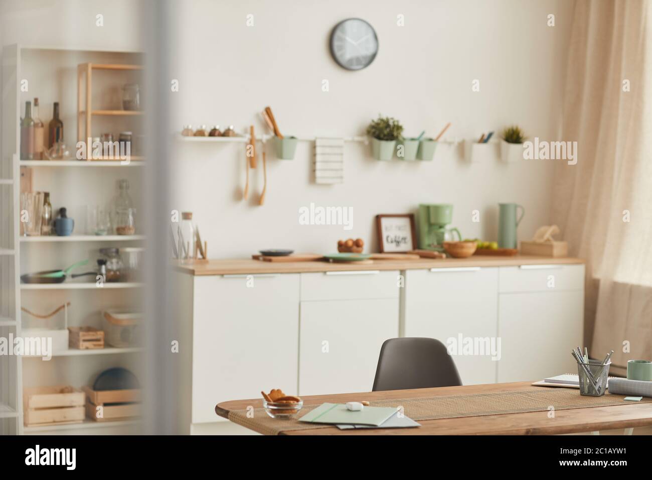 Image d'arrière-plan d'un intérieur confortable avec bureau dans des tons  chauds, espace de travail pour le photocopie Photo Stock - Alamy