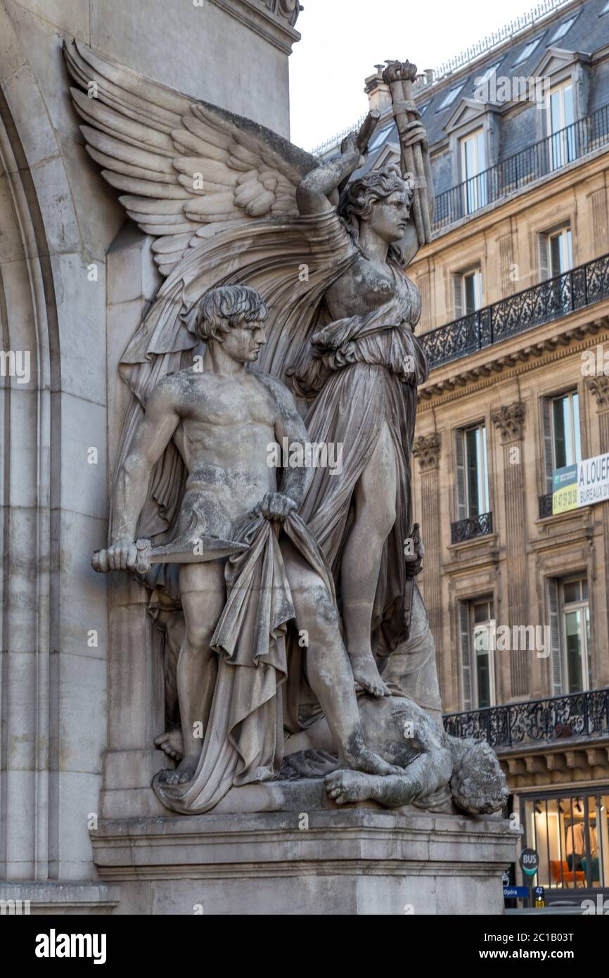 Détails architecturaux de l'Opéra National de Paris : sculpture de façade  de danse de Carpeaux. Le Grand Opéra Garnier Palace est un néo-b célèbre  Photo Stock - Alamy