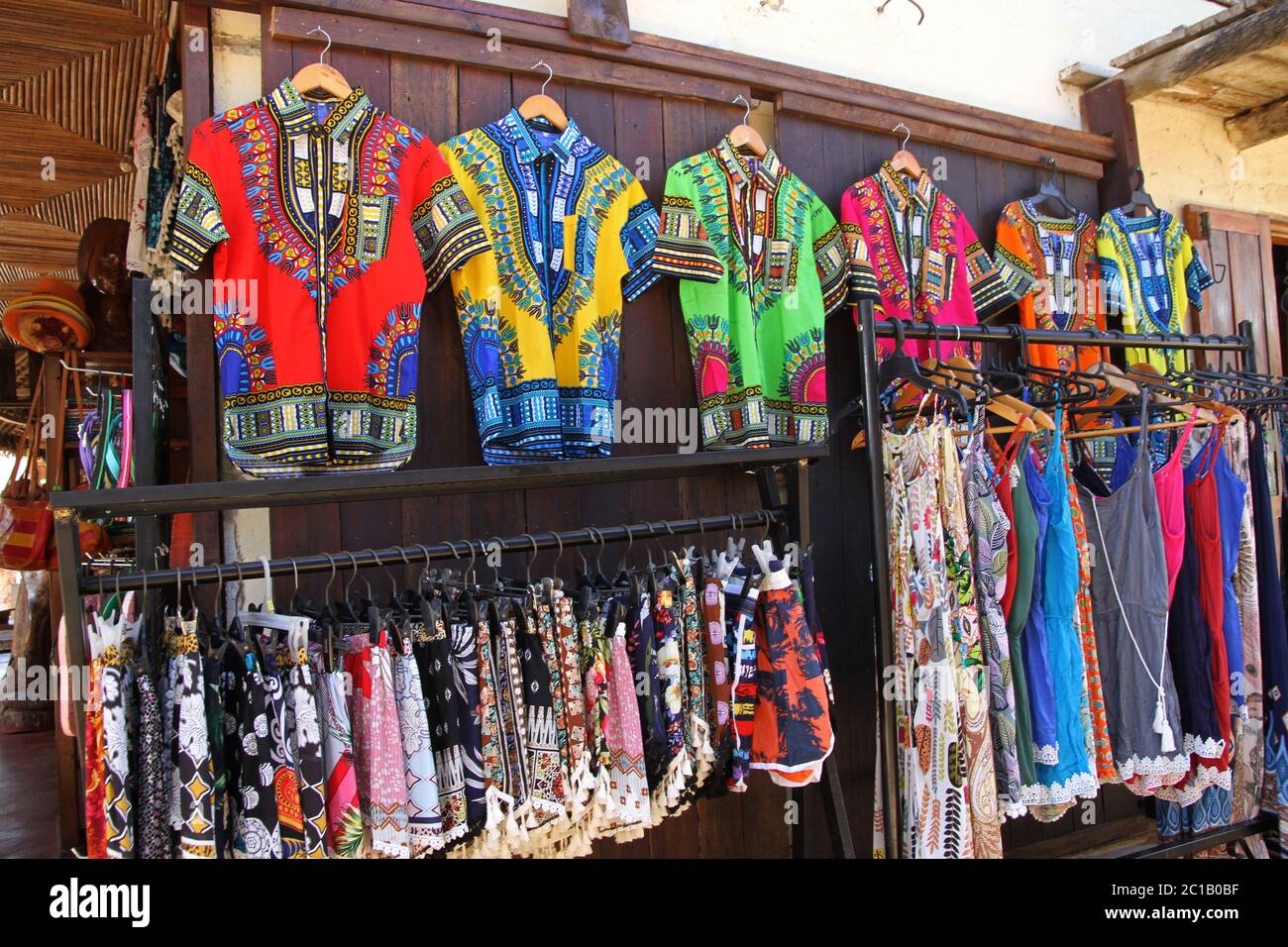 Vêtements africains traditionnels à vendre, Village d'Ampangorinana, île de  Nosy Komba, Madagascar Photo Stock - Alamy