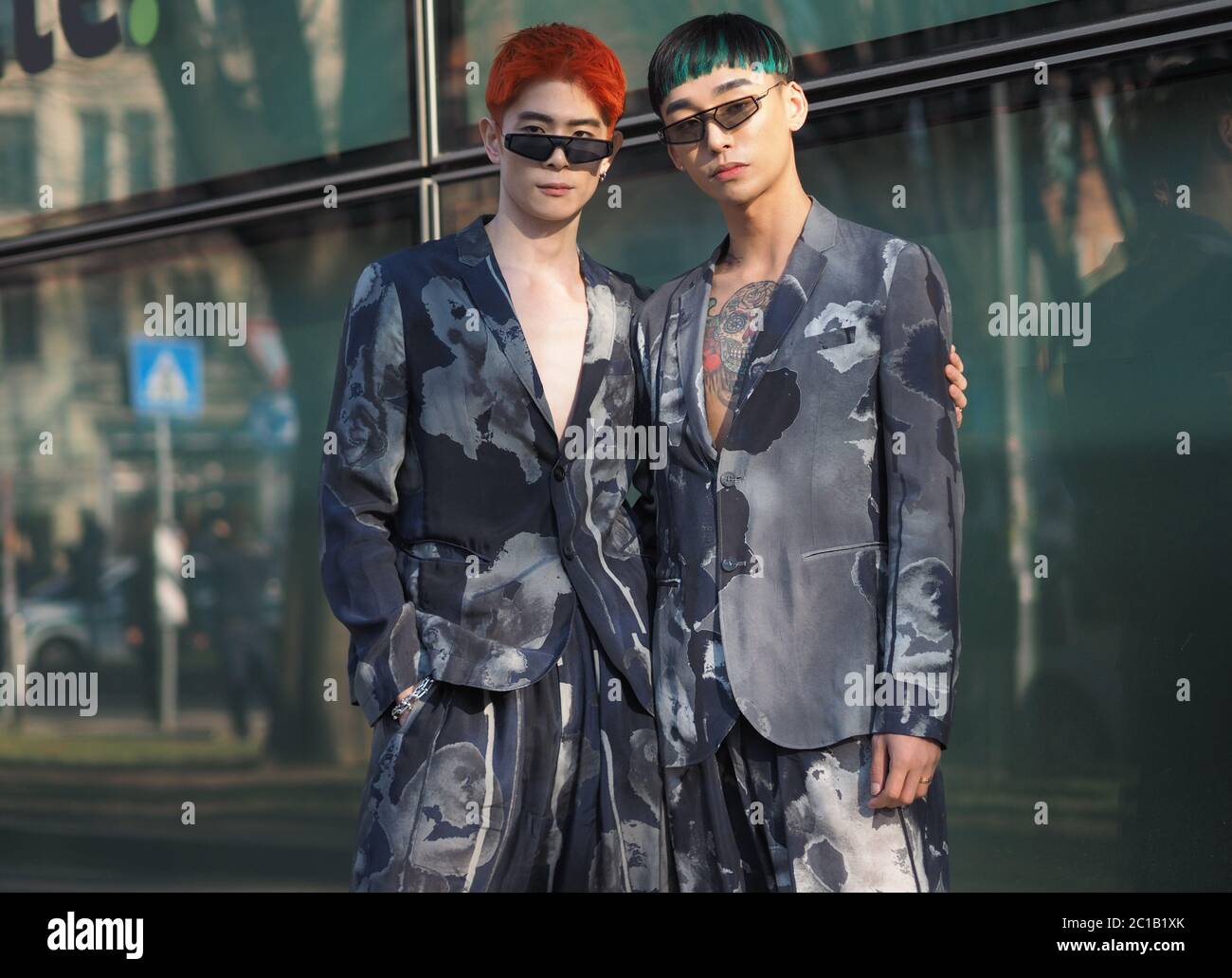 Milan, Italie, 11 janvier 2020:hommes blogueurs de mode Street style tenues avant le défilé de mode Armani pendant la semaine de la mode Milano 2020 Banque D'Images