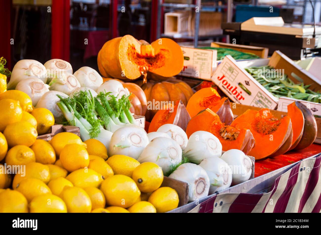 Stand de légumes à Paris proposant des légumes d'automne et d'hiver, France. Banque D'Images