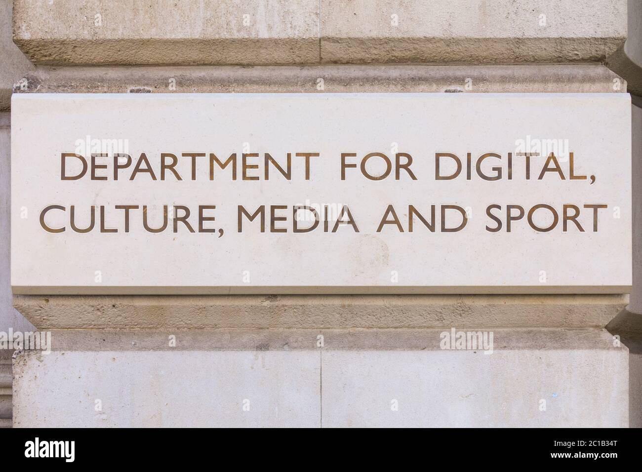 Le département de la culture numérique, des médias et du sport, affiche à l'extérieur du bâtiment sur Whitehall, Westminster, Londres, Royaume-Uni Banque D'Images