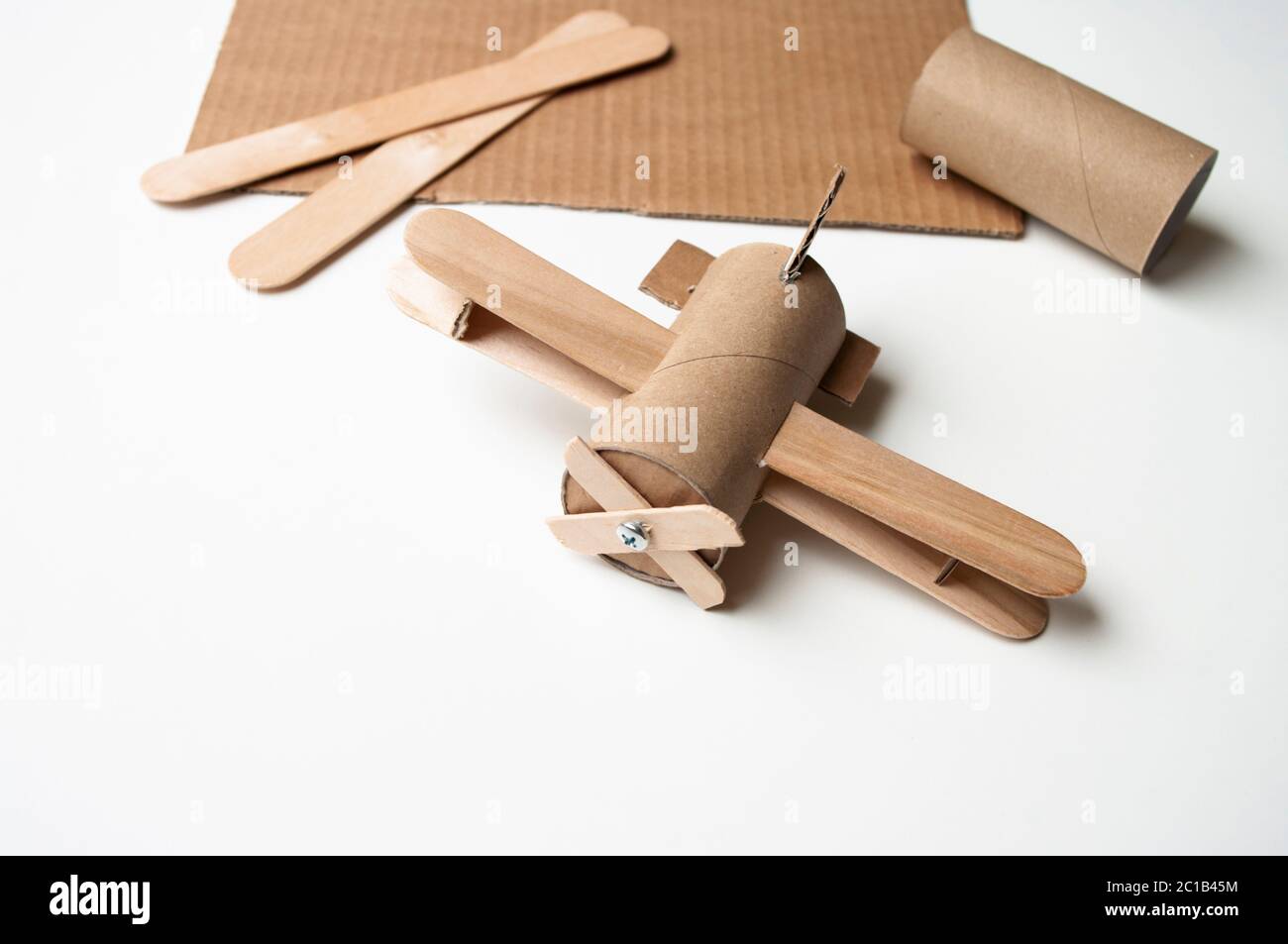 Avion de papier toilette rouleau et bâtons. Bricolage pour enfants. Jouet d' avion, décoration chambre d'enfants Photo Stock - Alamy