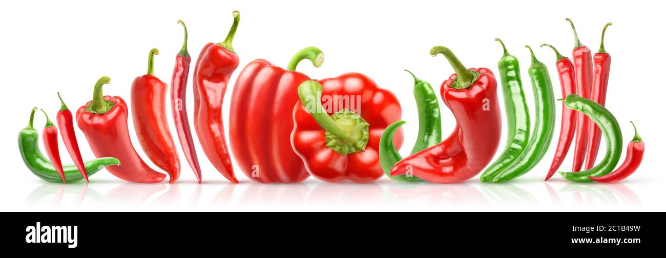 Poivrons isolés. Poivrons rouges et verts de différentes formes dans une ligne isolée sur fond blanc Banque D'Images