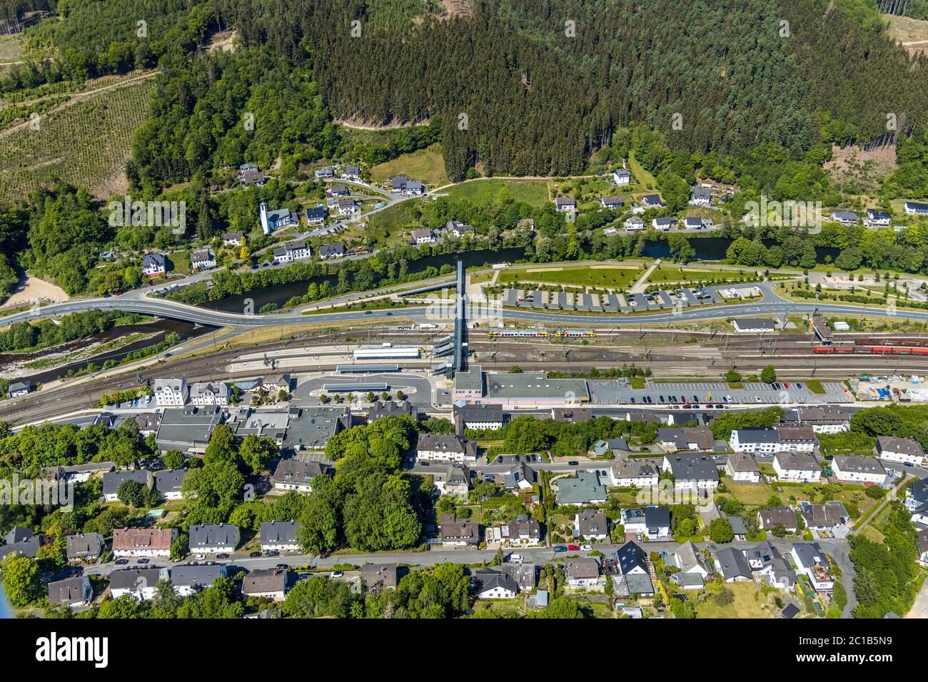 Photo aérienne, gare de Finnentrop, pont piétonnier, Finnentrop, pays aigre, Rhénanie-du-Nord-Westphalie, Allemagne, gare, parvis de la gare, DE, D Banque D'Images