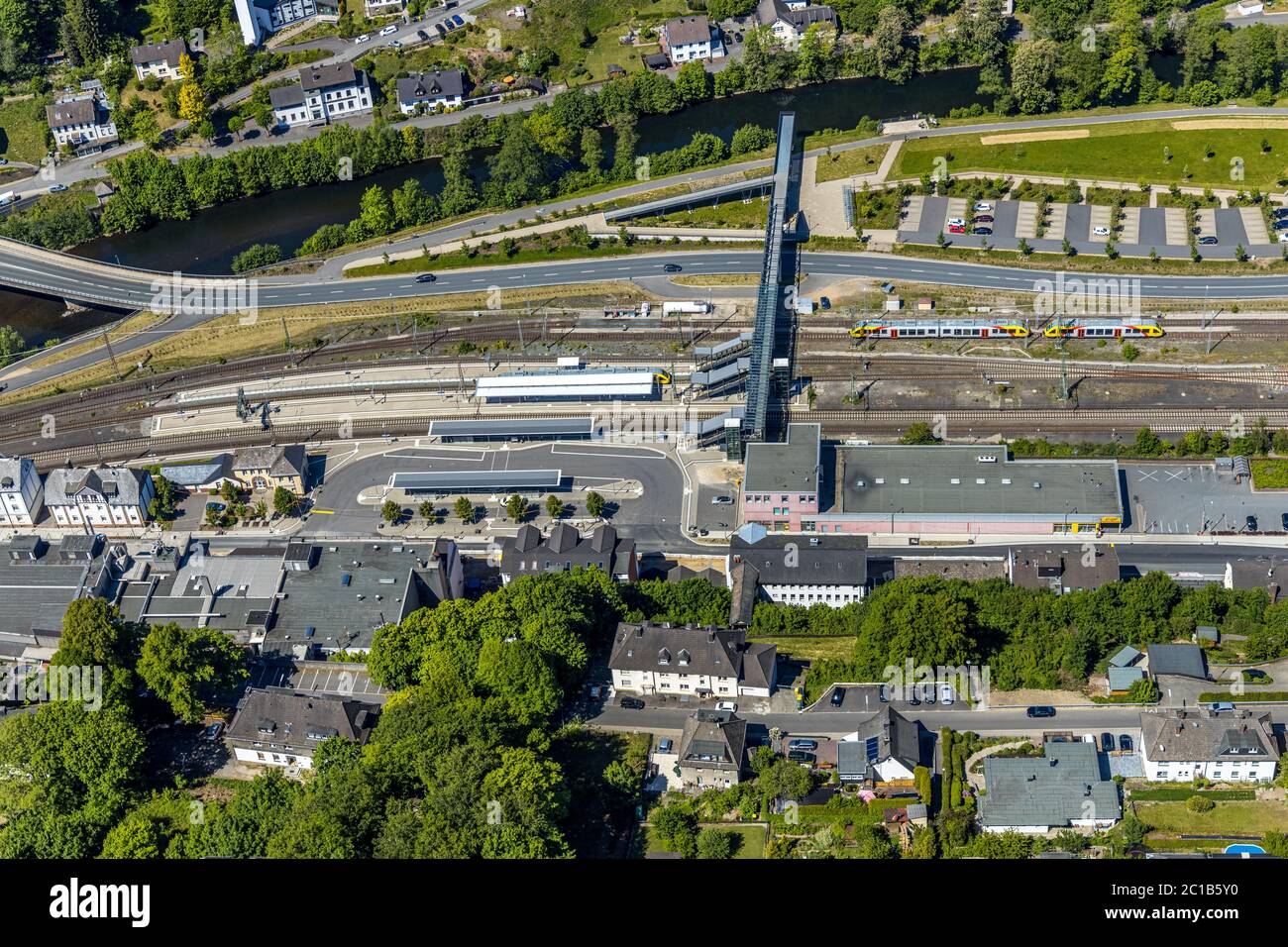 Photo aérienne, gare de Finnentrop, pont piétonnier, Finnentrop, pays aigre, Rhénanie-du-Nord-Westphalie, Allemagne, gare, parvis de la gare, DE, D Banque D'Images