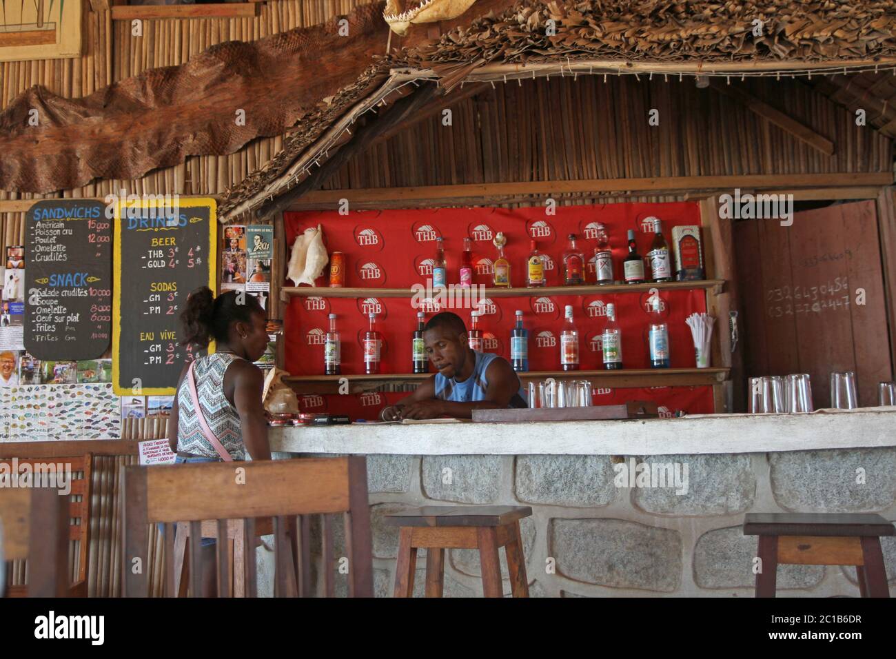 Les gens au Bar du pub local, village d'Ampangorinana, île de Nosy Komba, Madagascar. Banque D'Images