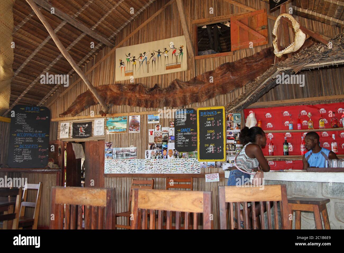 Intérieur de pub local avec les gens au bar, village d'Ampangorinana, île de Nosy Komba, Madagascar. Banque D'Images