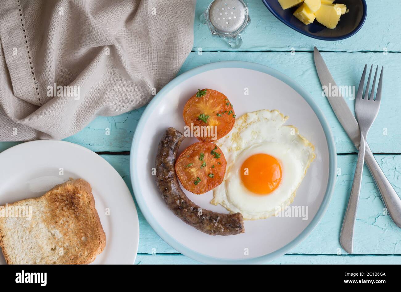 Petit-déjeuner avec des oeufs frits, de saucisses, de tomates et de pain grillé. Vue aérienne Banque D'Images