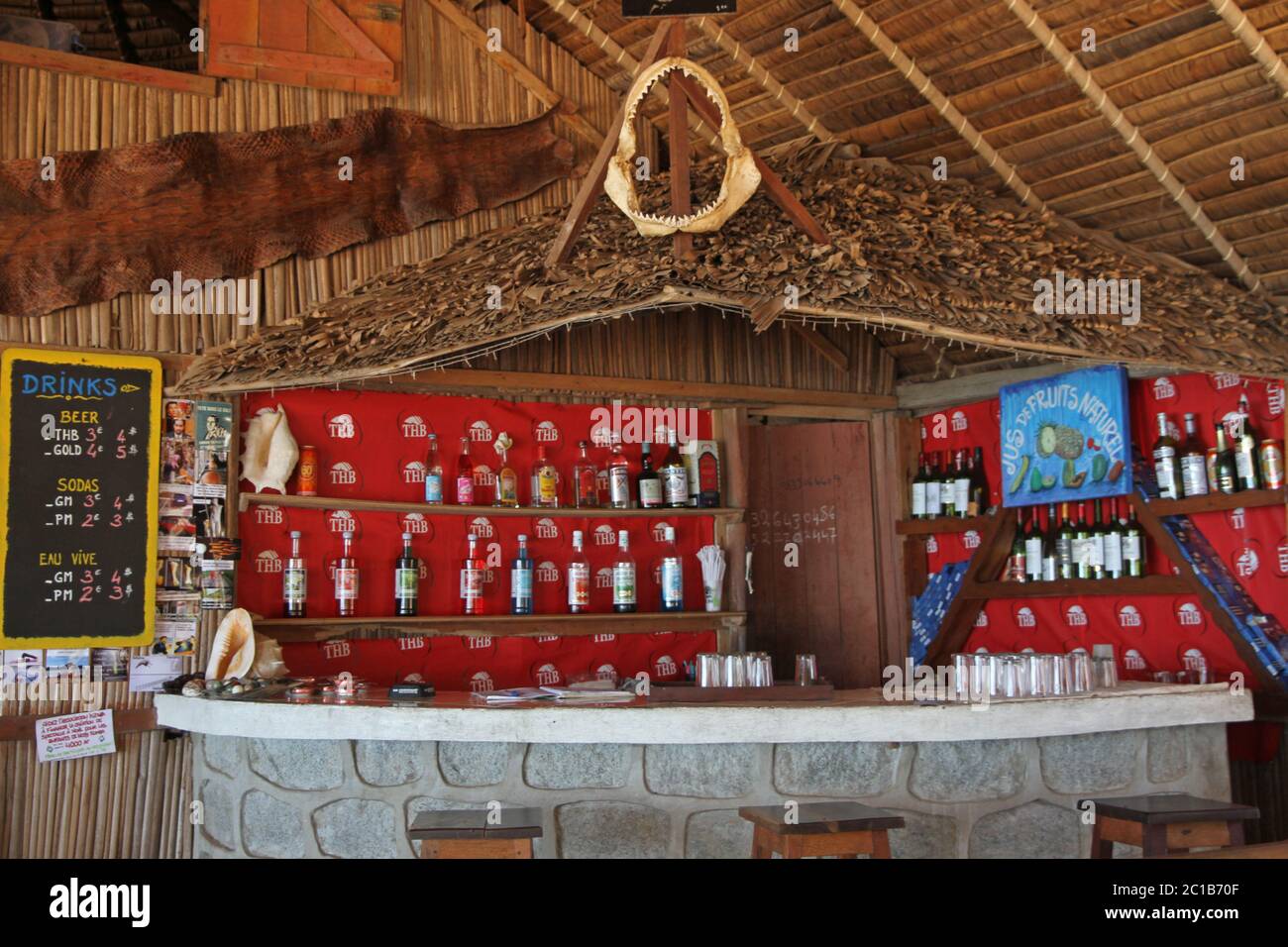 Bar au pub local, village d'Ampangorinana, île de Nosy Komba, Madagascar. Banque D'Images