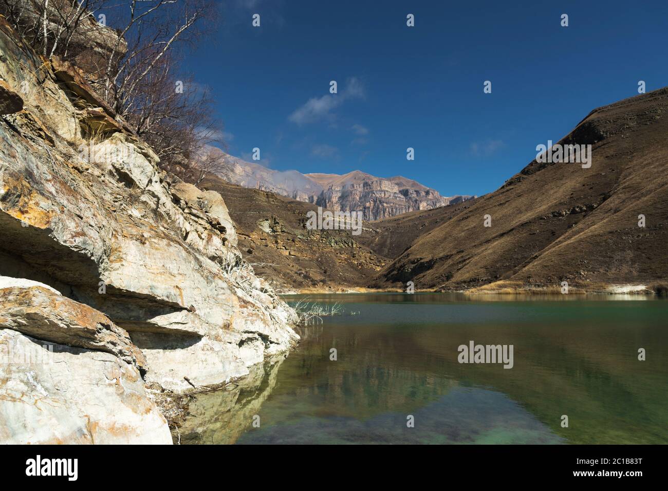 Paysage montagne lac. Réservoir naturel haut avec des roches épiques en arrière-plan. Nord Caucase. Russie. Village de Bylhum Banque D'Images