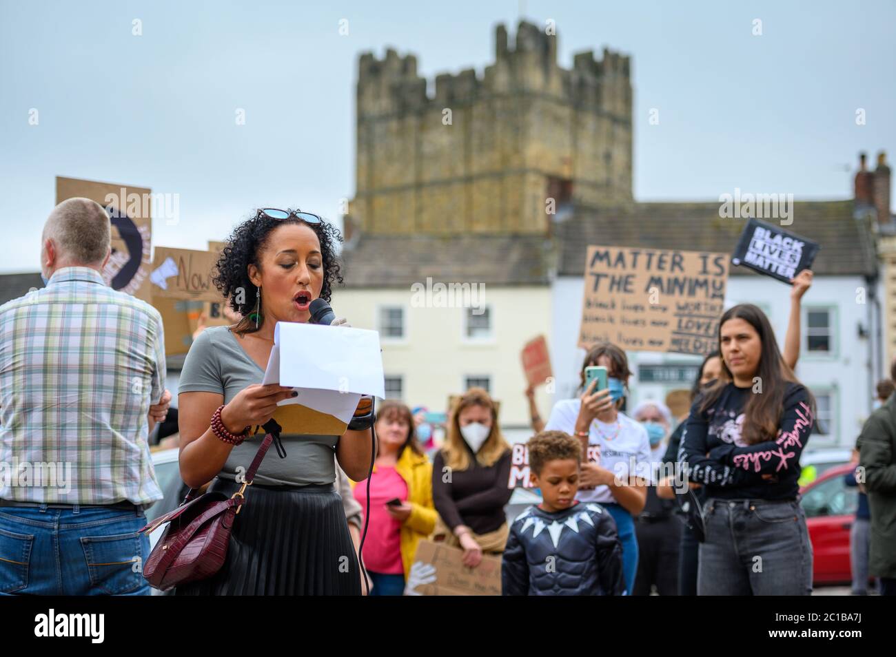Richmond, North Yorkshire, Royaume-Uni - 14 juin 2020 : une femme qui se tient devant le château de Richmond lors d'une manifestation Black Lives Matter dans le Marketplace de Rich Banque D'Images