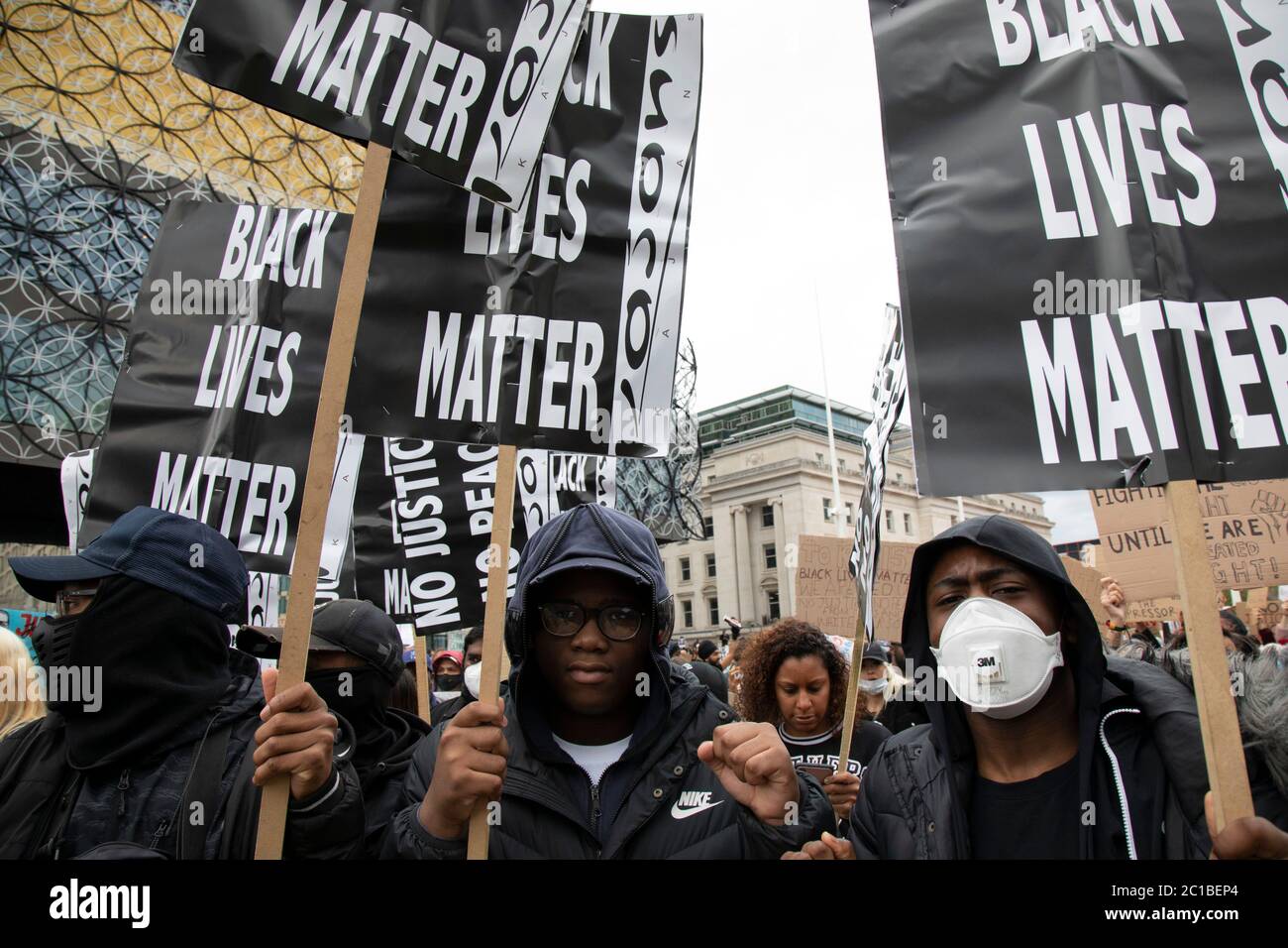 Après la mort de George Floyd alors qu'il était sous la garde de la police à Minneapolis, des manifestations de solidarité ont commencé partout dans le monde, alors que des gens se rassemblent pour protester contre le racisme institutionnel et pour soutenir le mouvement Black Lives Matter, vu ici avec des milliers de personnes, Principalement en portant des masques, se réunissant sur la place du Centenaire le 4 juin 2020 à Birmingham, Angleterre, Royaume-Uni. Black Lives Matter est un mouvement international des droits de l'homme, originaire de la communauté afro-américaine, qui lutte contre la violence et le racisme systémique à l'égard des Noirs. Banque D'Images