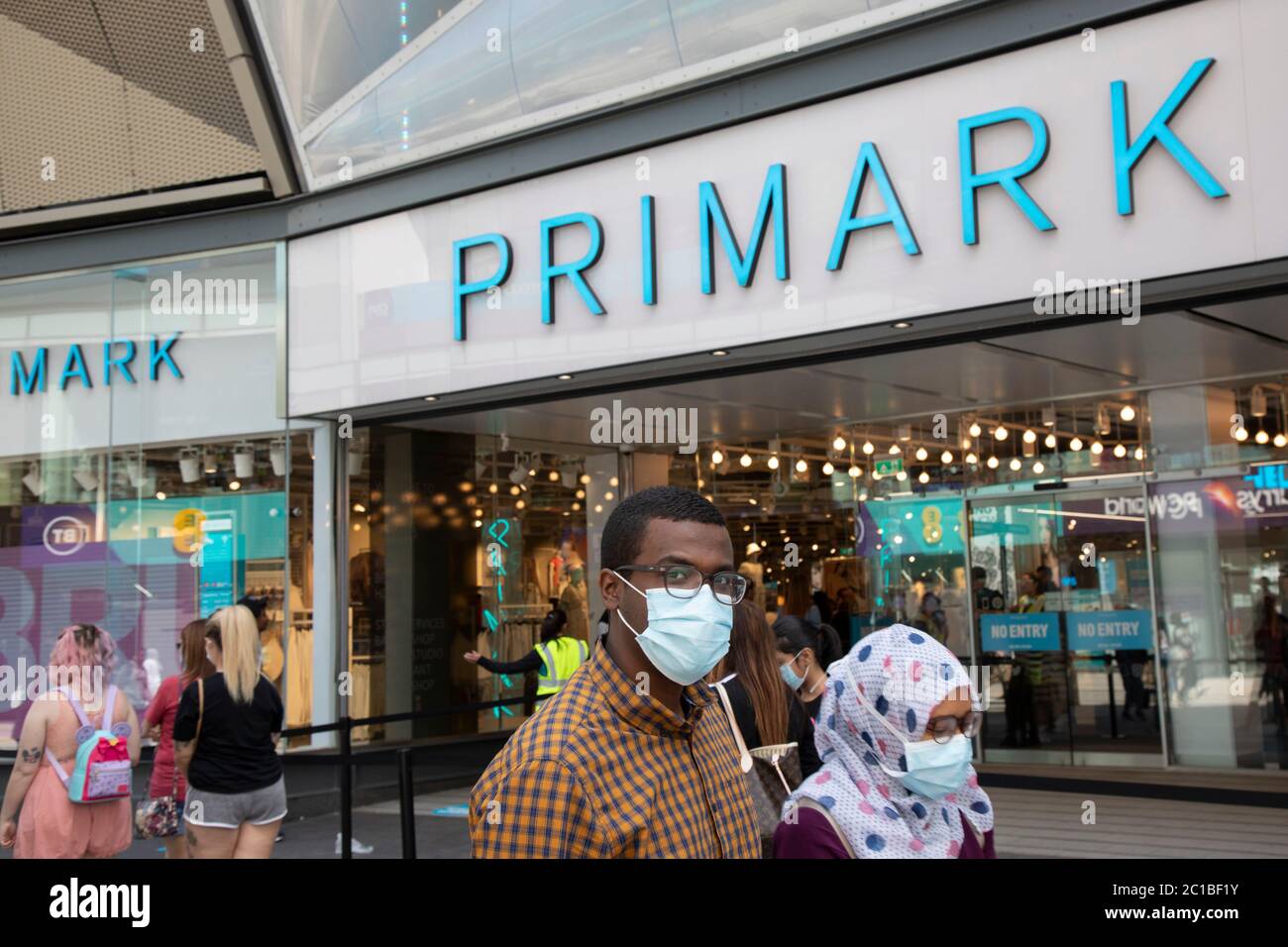 Comme le verrouillage du coronavirus mesure la facilité, le centre-ville commence à se remplir de gens à leur retour dans le quartier commerçant et à faire la queue pour le magasin de mode Primark qui a ouvert ses portes pour la première fois le 15 juin 2020 à Birmingham, Angleterre, Royaume-Uni. À ce jour, le gouvernement a assoupli ses règles de verrouillage et permet à certains magasins non essentiels de s'ouvrir avec des magasins individuels qui ont mis en place des systèmes de file d'attente sociaux distanciés. Banque D'Images