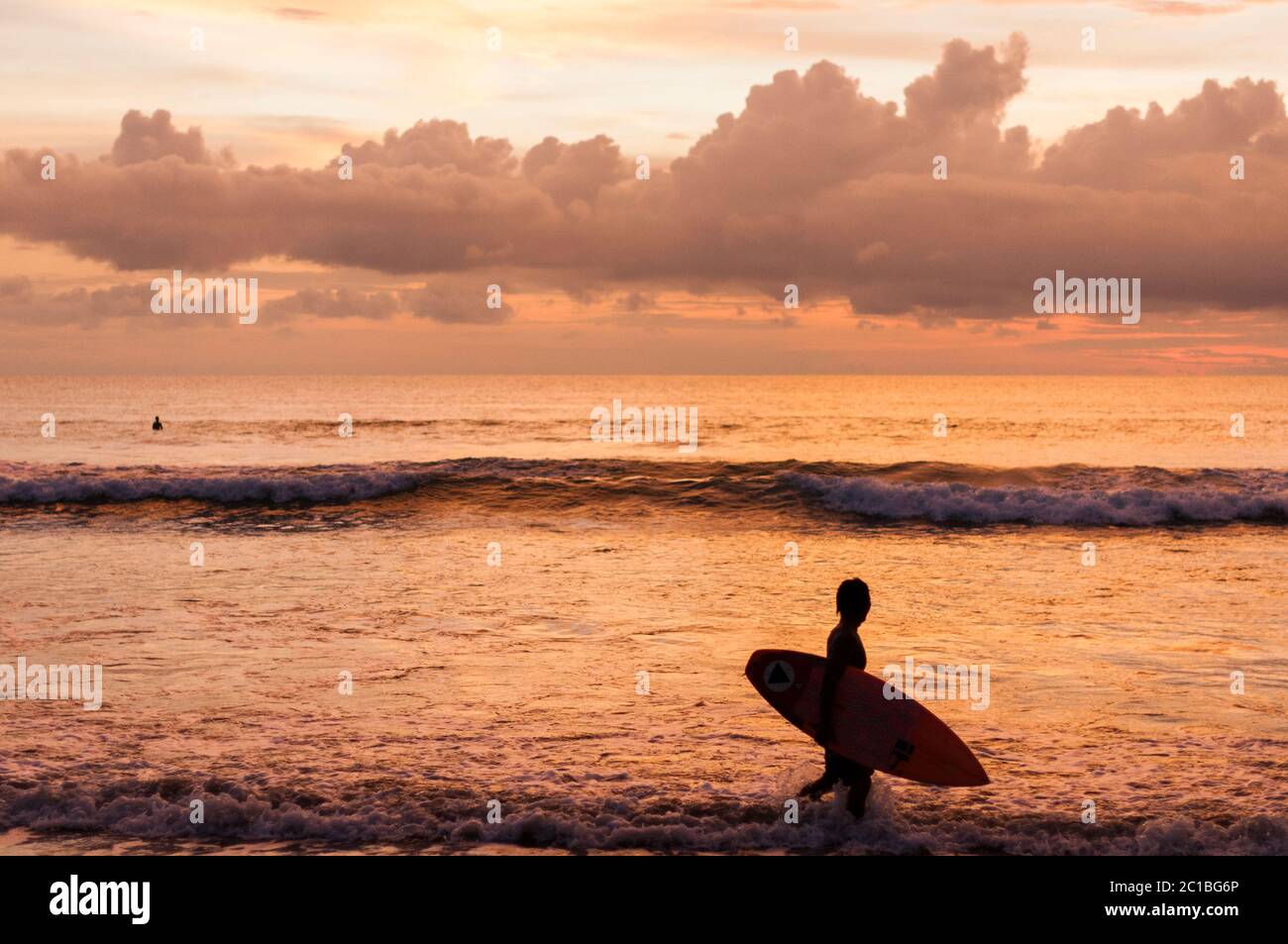 Surfer au coucher du soleil à Bali, Indonésie Banque D'Images