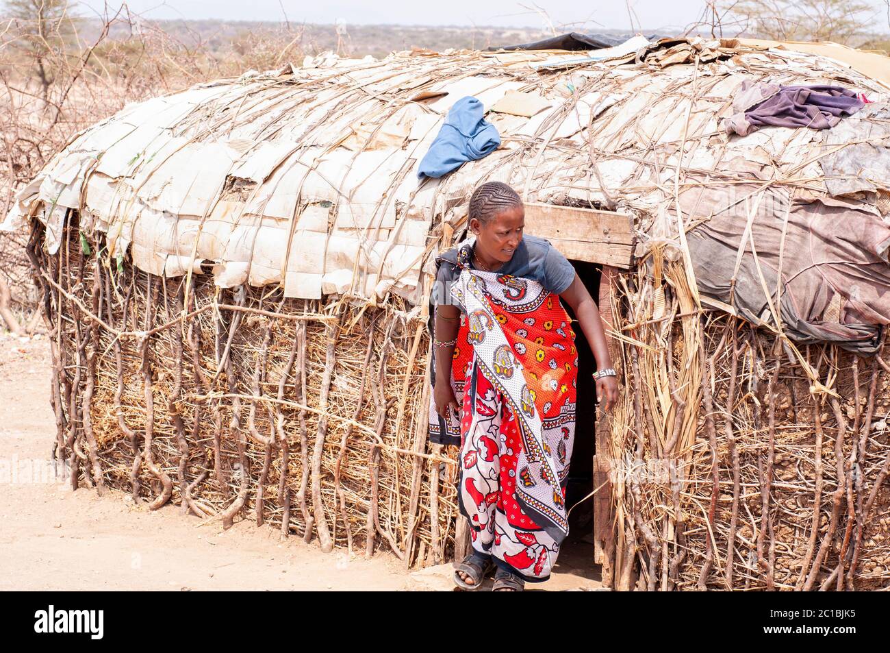 Femme de Maasai portant une tenue traditionnelle, membre de la tribu Samburu, dans un village de Samburu, dans la réserve nationale de Samburu. Kenya. Afrique. Banque D'Images