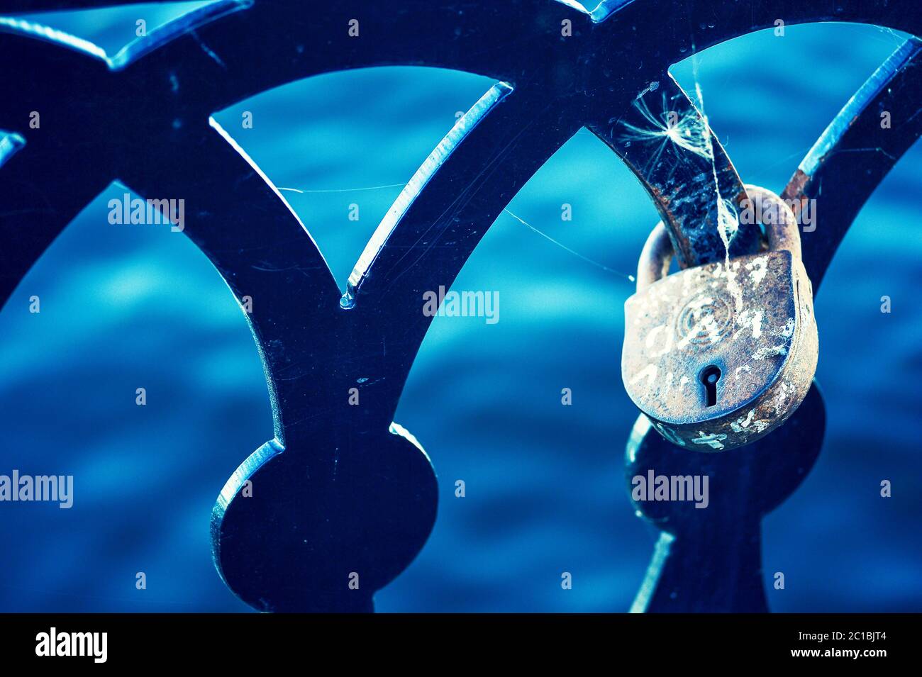 L'amour de verrouillage sur le garde-corps de l'ancien pont close up Banque D'Images