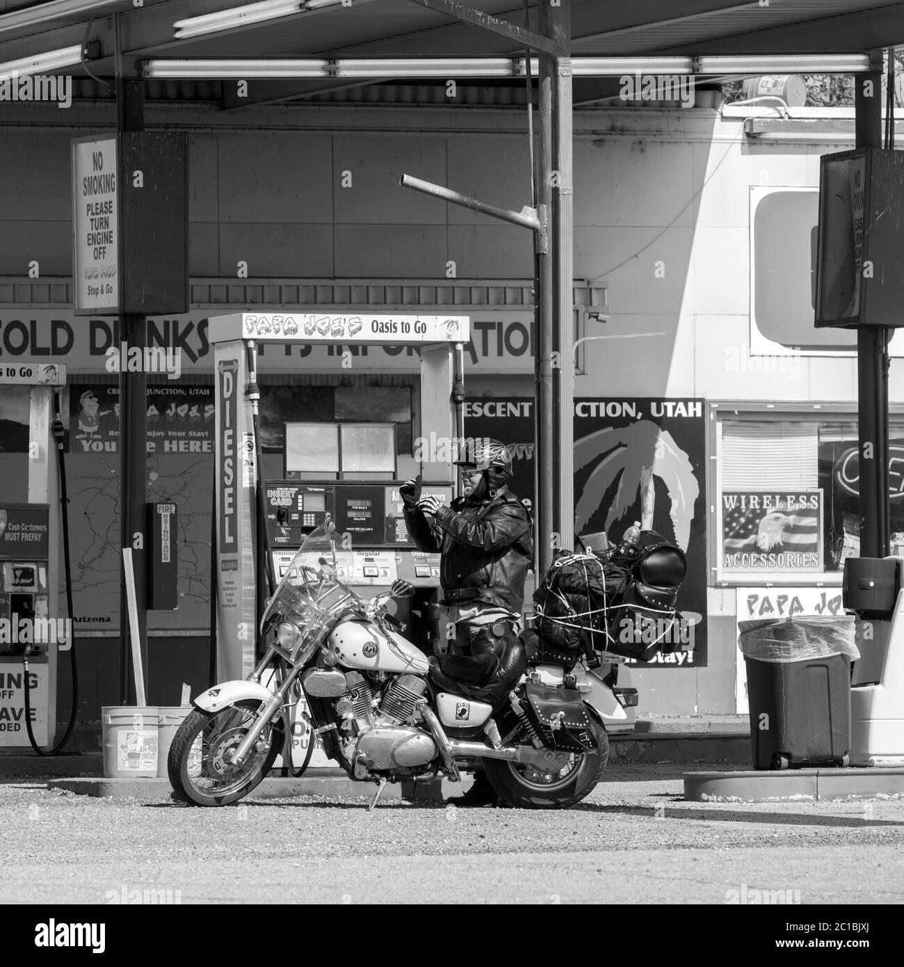 USA, Utah, Crescent Junction, vélo sur station-service Banque D'Images