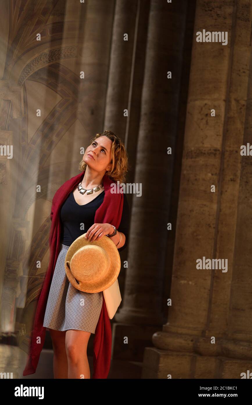 Europe, Europe, Italie, Italien, Toscane, Toscane, Pienza, italienne femme dans la cathédrale gothique MR (m) Banque D'Images