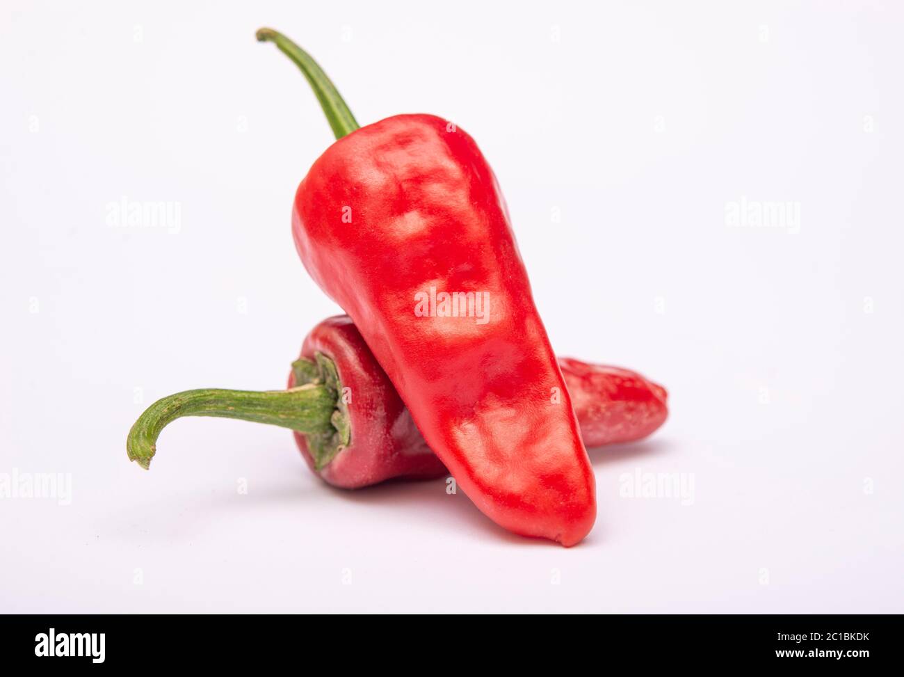 Red chilis vue rapprochée isolée avec arrière-plan blanc et espace de copie Banque D'Images