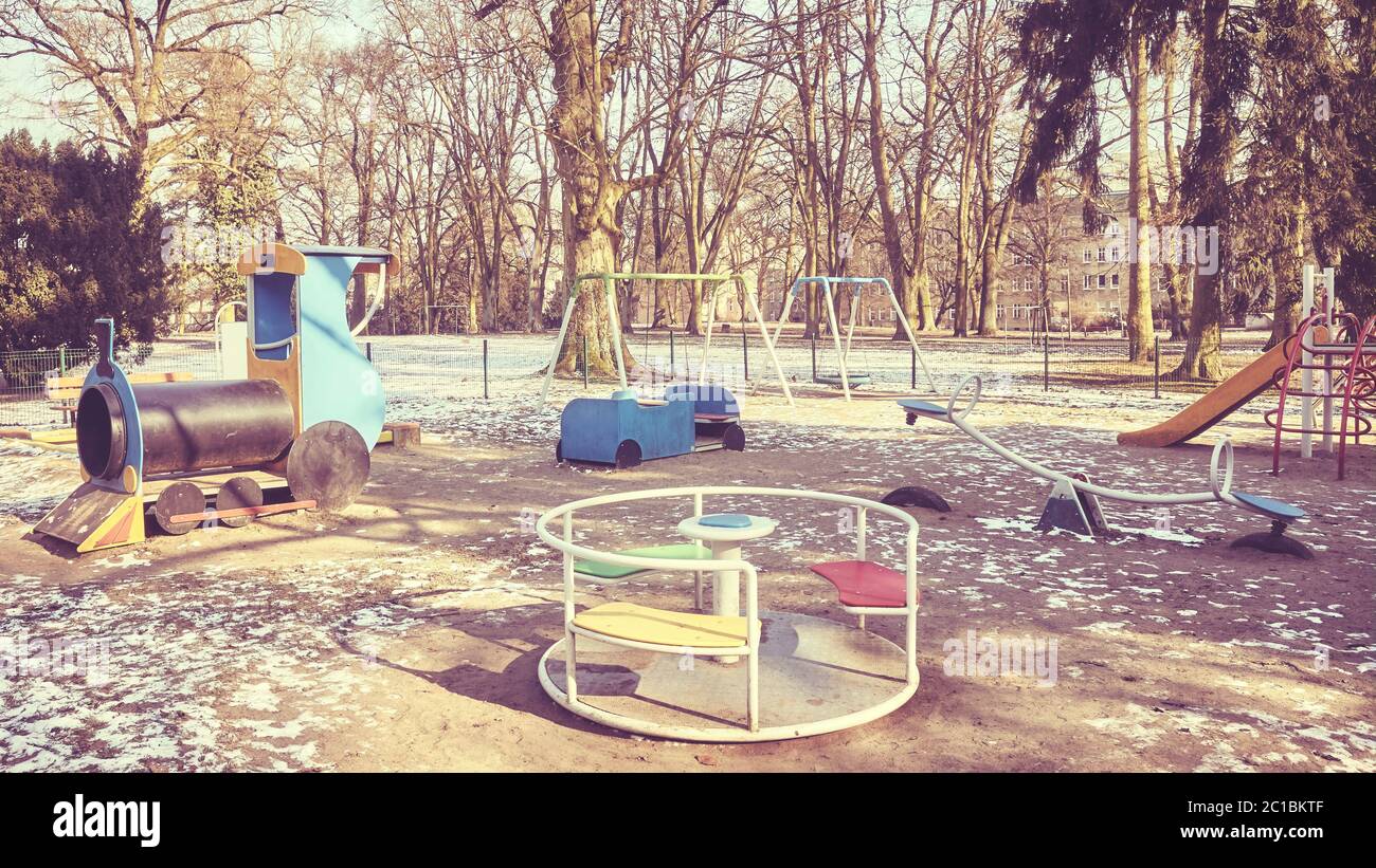 Image rétro d'un terrain de jeu extérieur vide en hiver. Banque D'Images