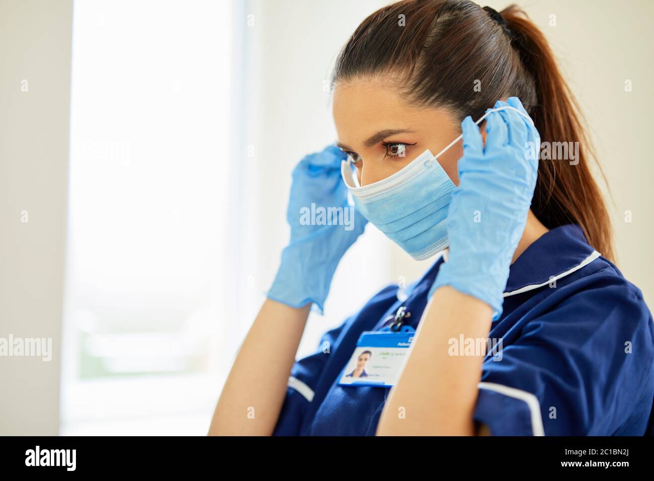 Infirmière portant un masque d'EPI Banque D'Images