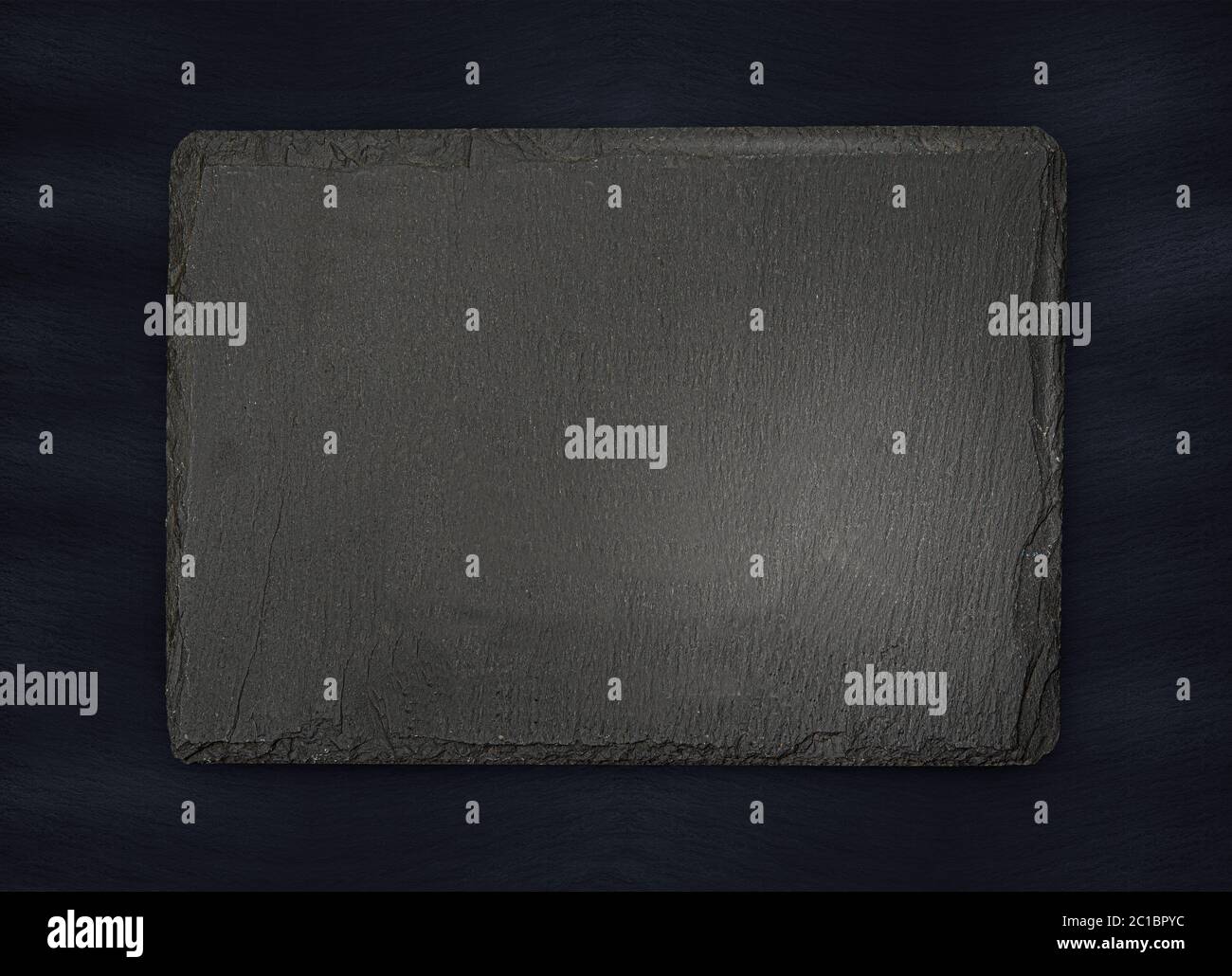 Tableau gris ardoise sur table en bois noir gros plan, texture naturelle avec espace de copie Banque D'Images