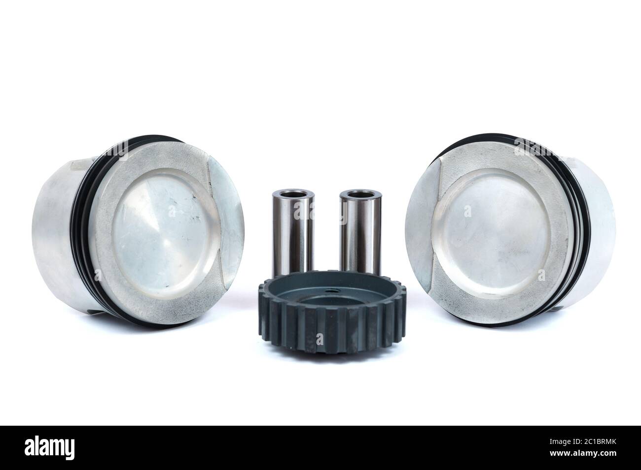 Vue rapprochée des pièces de rechange deux nouveaux pistons avec bielles pour moteur à essence avec jeux de segments de piston et manivelle installés Banque D'Images