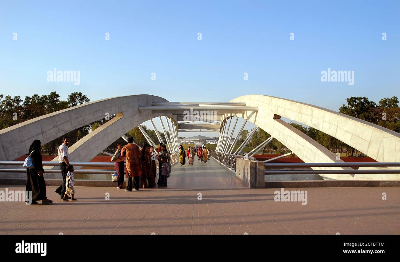 Dhaka au Bangladesh. Jatiya Sangsad Bhaban, le Parlement national du Bangladesh. Personnes traversant un pont sur le terrain du bâtiment. Banque D'Images