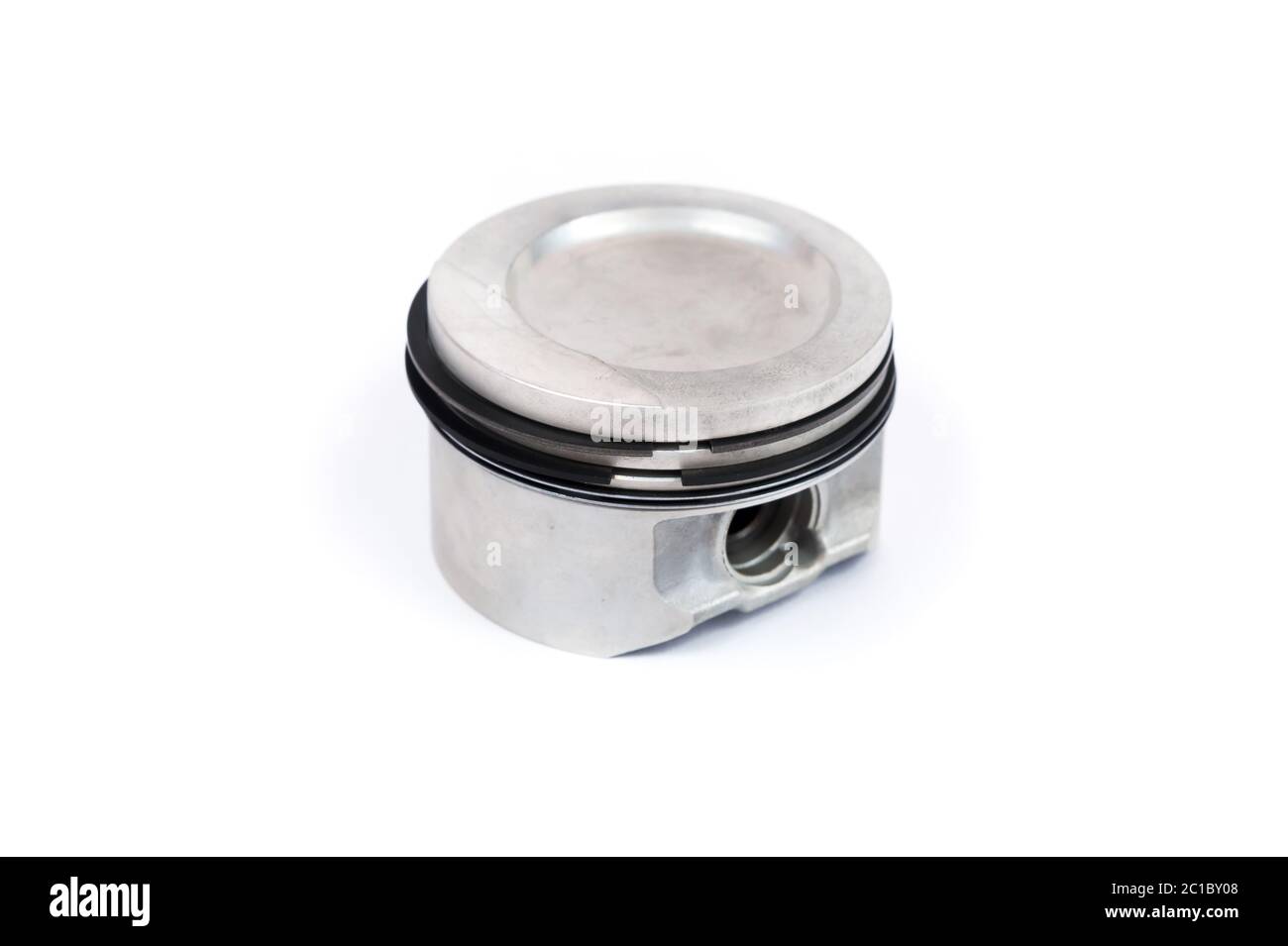 Un piston de gros plan d'un moteur à combustion interne avec des segments  de piston isolés sur un fond blanc. Nouvelles pièces de rechange pour le  moteur Photo Stock - Alamy