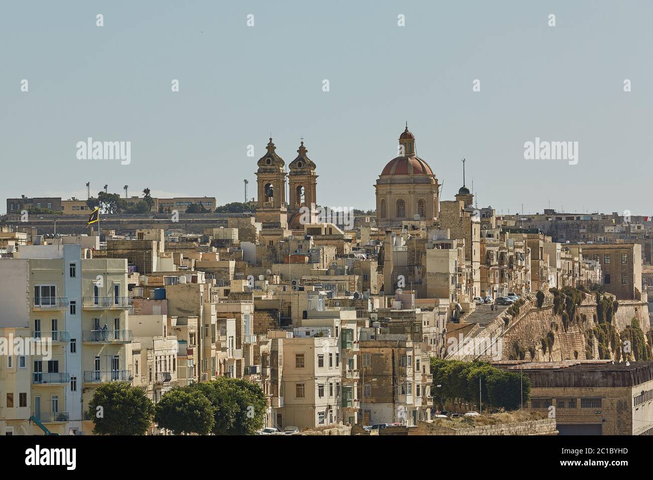 Vue d'une zone côtière et le centre-ville de La Valette à Malte Banque D'Images