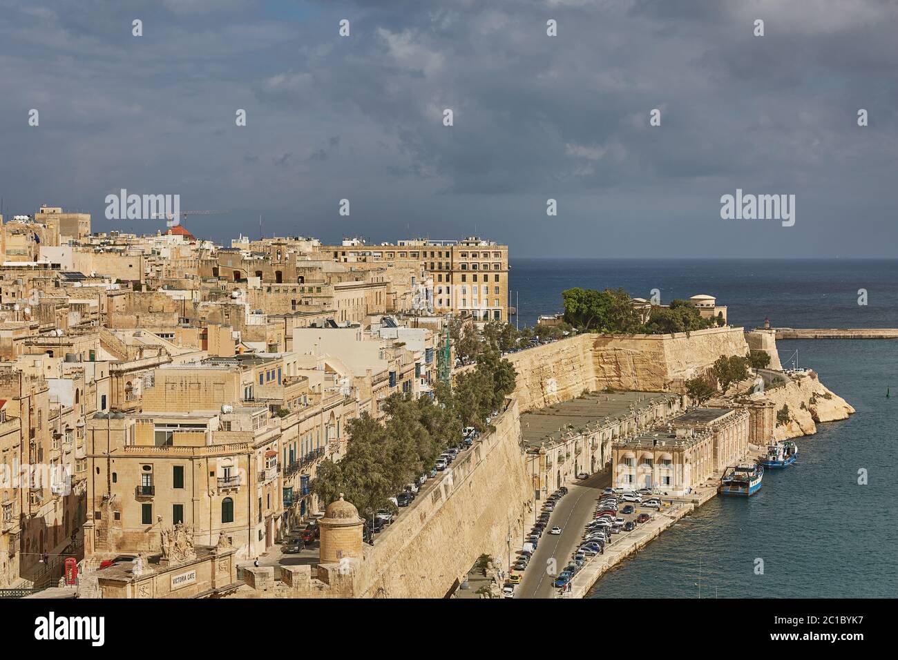 Vue d'une zone côtière et le centre-ville de La Valette à Malte Banque D'Images