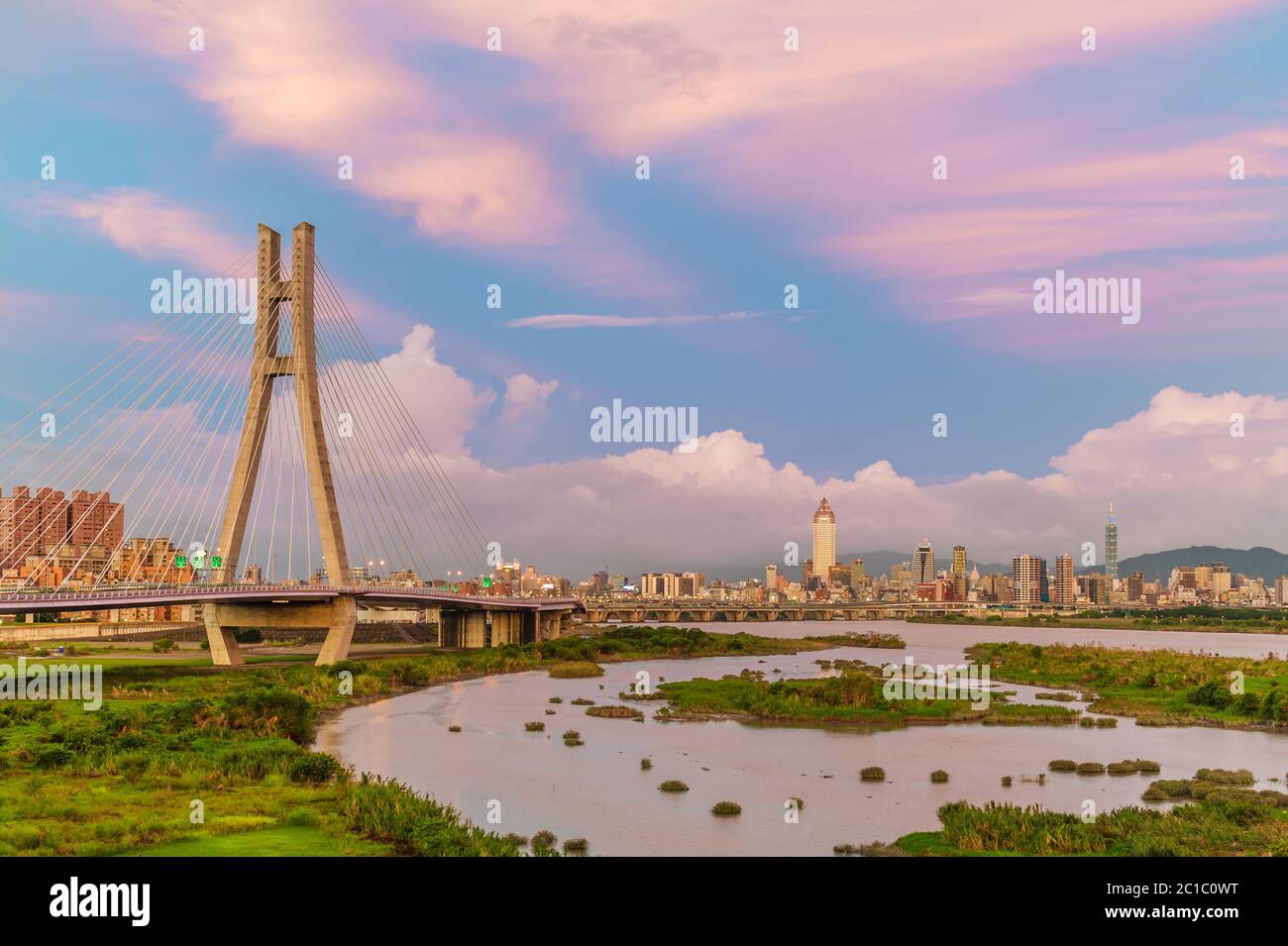 Le pont de New Taipei et la ligne d'horizon de la ville de Taipei, Taïwan Banque D'Images