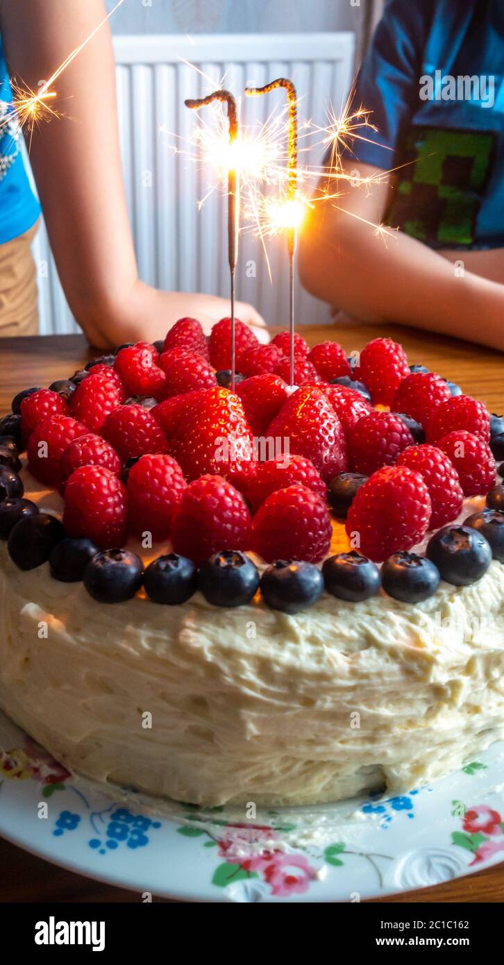 Bougies Etincelant Sur Un Gateau D Anniversaire Decore De Fruits Frais D Ete Et De Baies Photo Stock Alamy