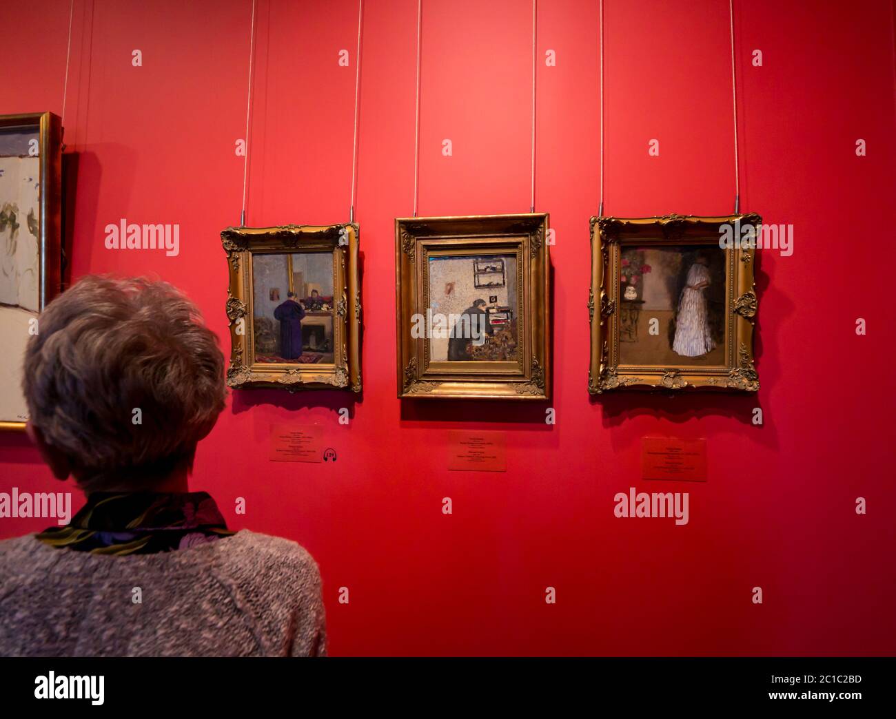 Femme regardant des peintures encadrées d'or par Edouard Vuillard dans la galerie d'art, Musée de l'Ermitage, Bâtiment du personnel général, Saint-Pétersbourg, Russie Banque D'Images