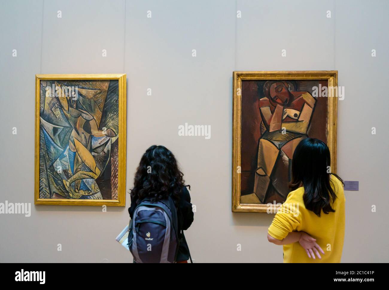 Femmes regardant les peintures cubistes Pablo Picasso : danse des voiles et femme assise, Musée de l'Ermitage, Saint-Pétersbourg, Russie Banque D'Images
