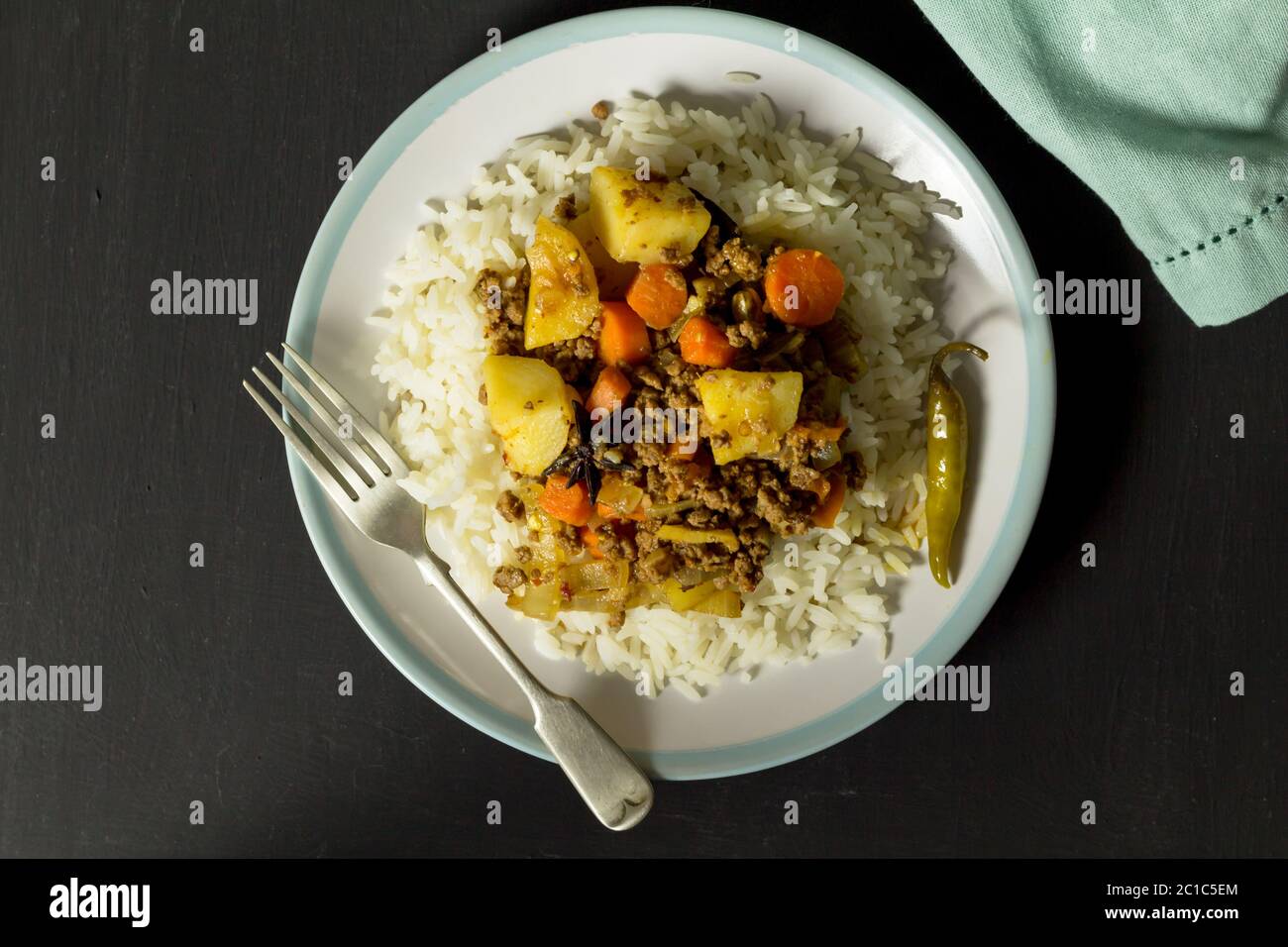 Curry et riz en vue de dessus, la plaque photo sur table rustique noir Banque D'Images